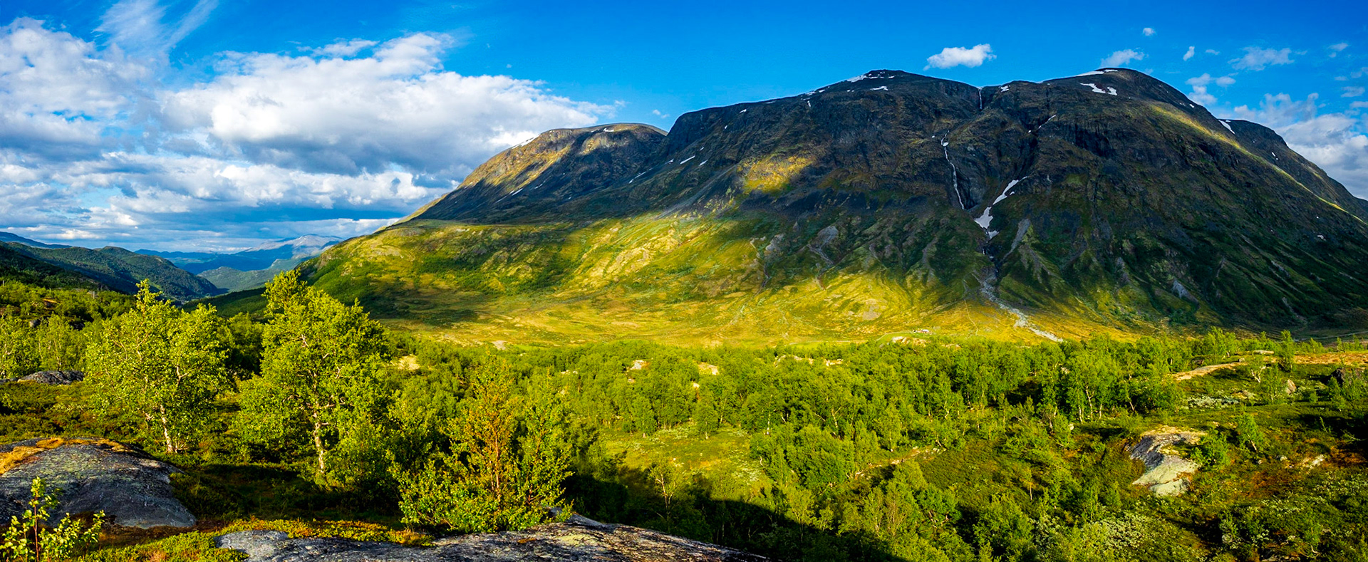 Eine weitere monumentale Aussicht in der Abendsonne von der 55 in Norwegen als Panorama

Another monumental view as panorama from the 55 in Norway in sunset light