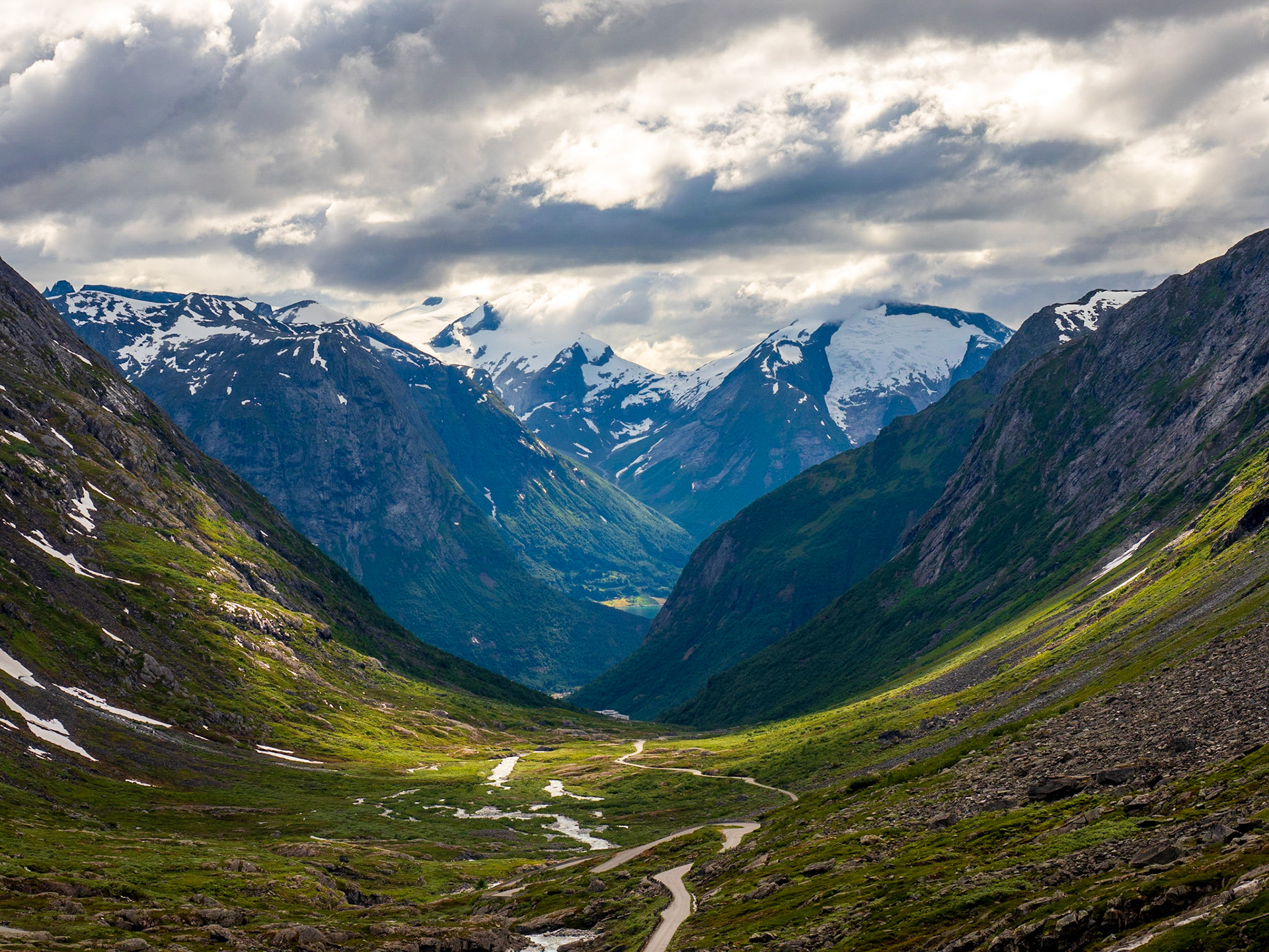 Kurz vor dem Ende der 258 (Gamle Strynefjellsveg) im Juni diesen Jahren

Just before the end of the 258 (Gamle Strynefjellsveg) in June this year