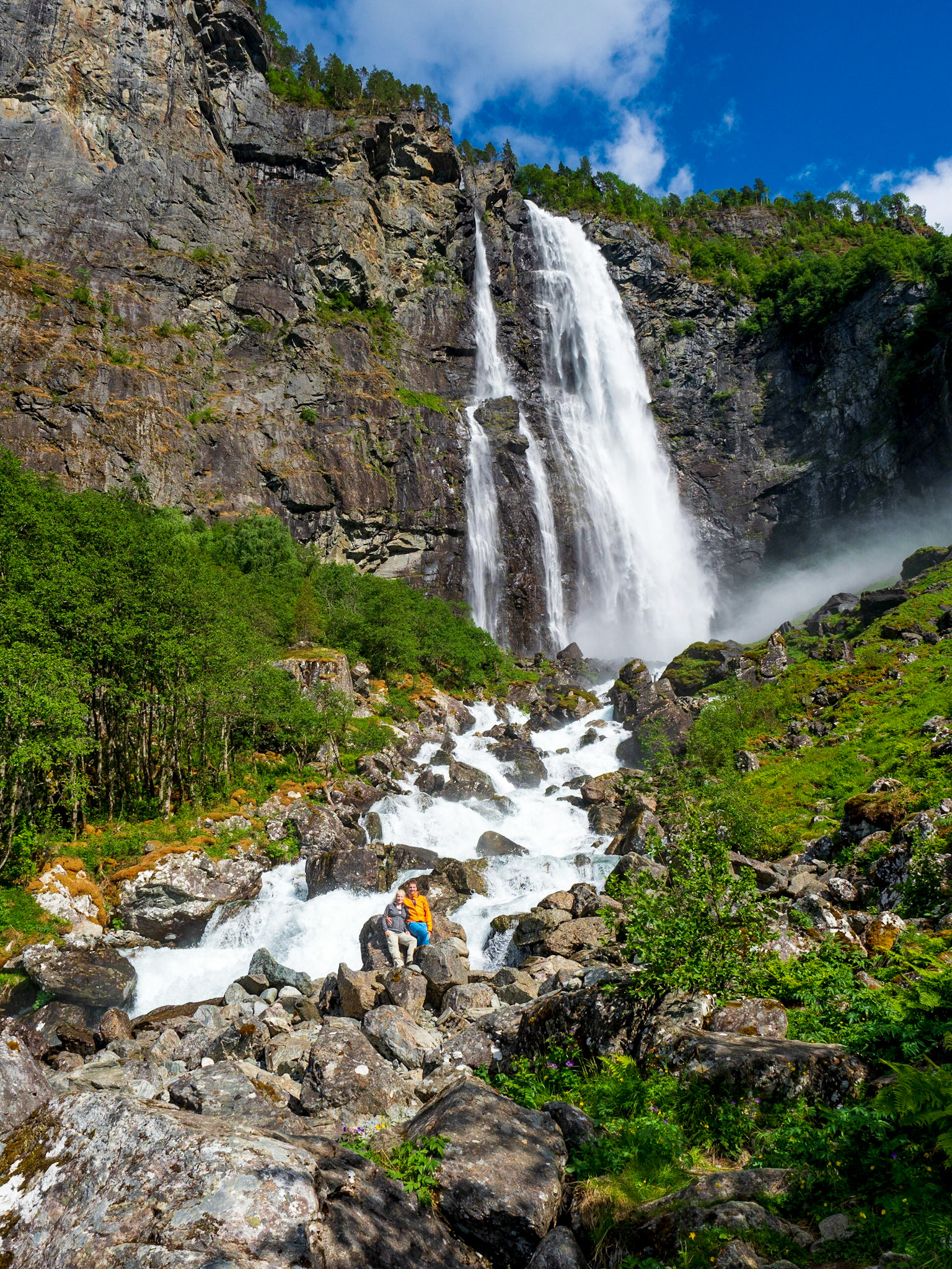 Der Feigefossen ist mit 218m der zweithöchste nicht regulierte Wasserfall in Norwegen

Feigefossen is with 218m the second highest not regulated waterfall in Norway