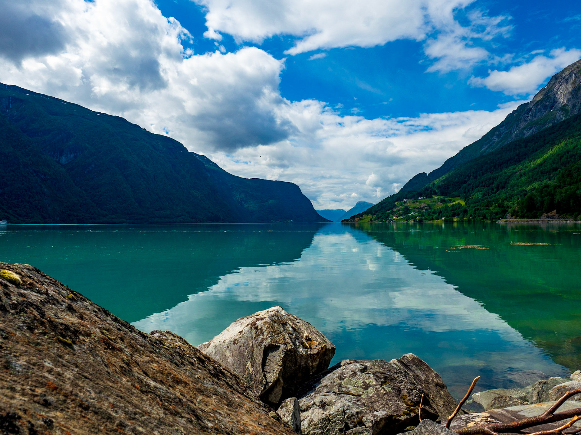 Traumhafte Aussicht auf den Lustrafjorden in Norwegen

Fabulous view to to the Lustrafjorden in Norway