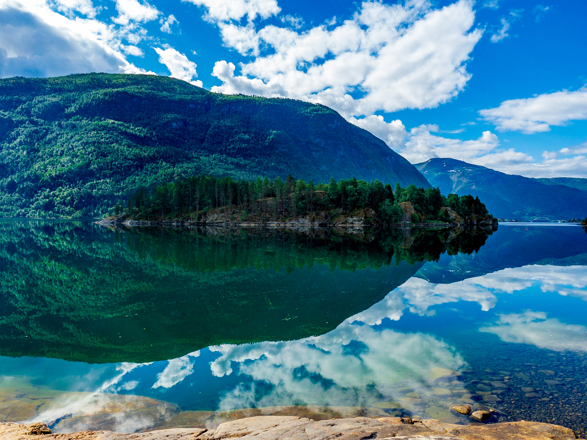 Einen Tag hatten wir super Glück mit dem Wetter und es war absolut windstill in Norwegen.

One day we were super lucky and it was completely windless in Norway