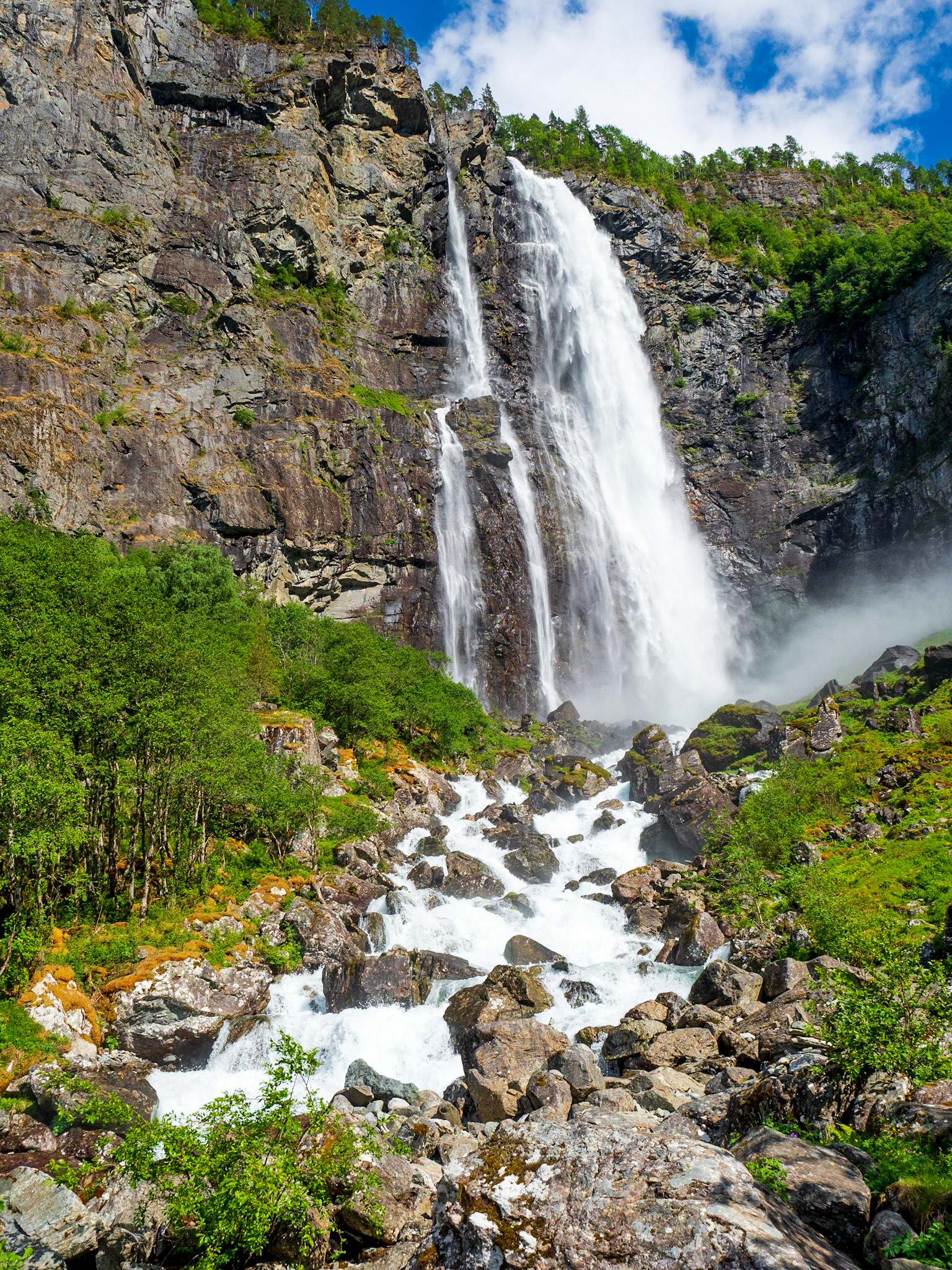 Der Feigefossen ist mit 218m der zweithöchste nicht regulierte Wasserfall in Norwegen

Feigefossen is with 218m the second highest not regulated waterfall in Norway