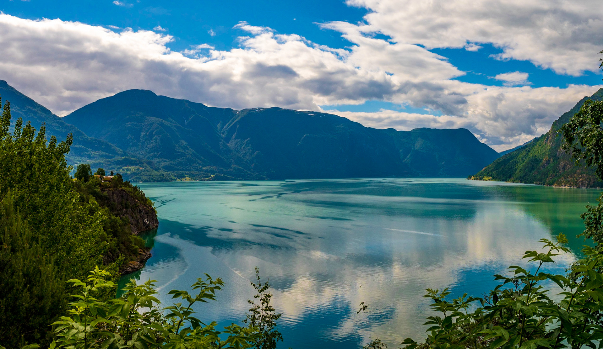 Traumhafte Aussicht auf den Lustrafjorden in Norwegen

Fabulous view to to the Lustrafjorden in Norway