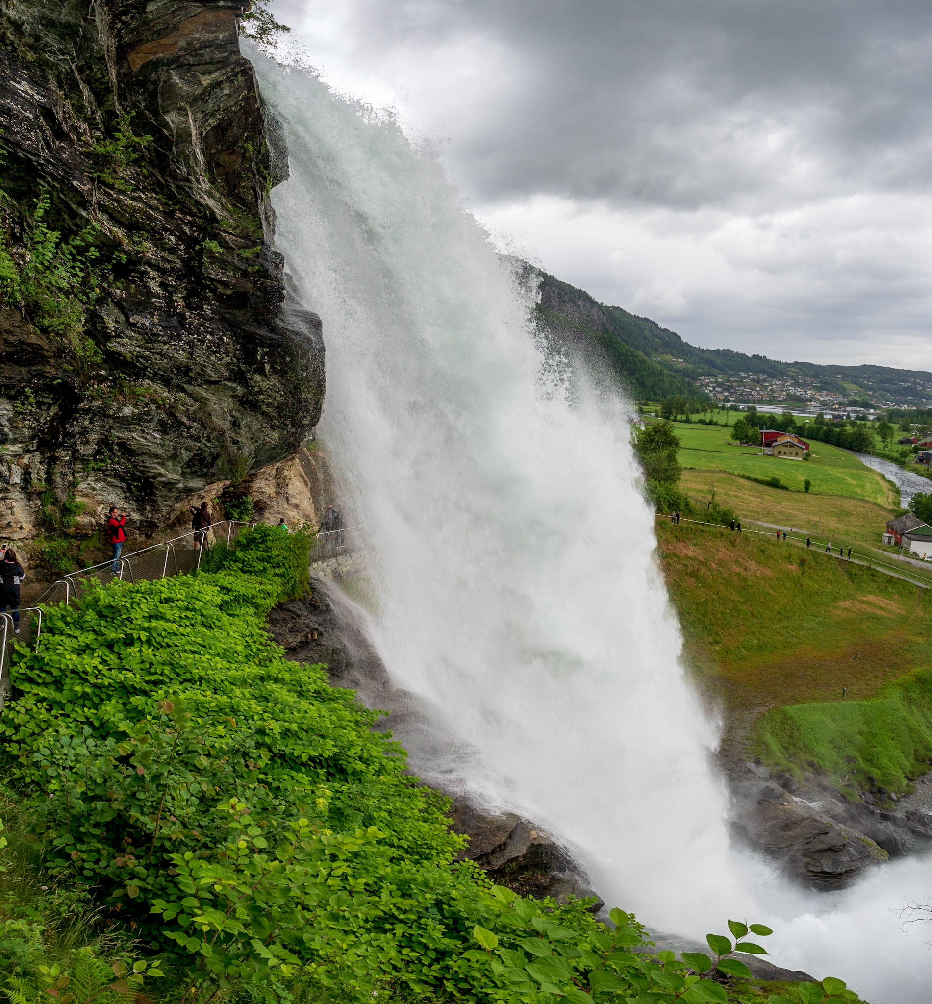 Noch einmal Steinsdalsfossen vom Juni

Once more Steinsdalsfossen from June