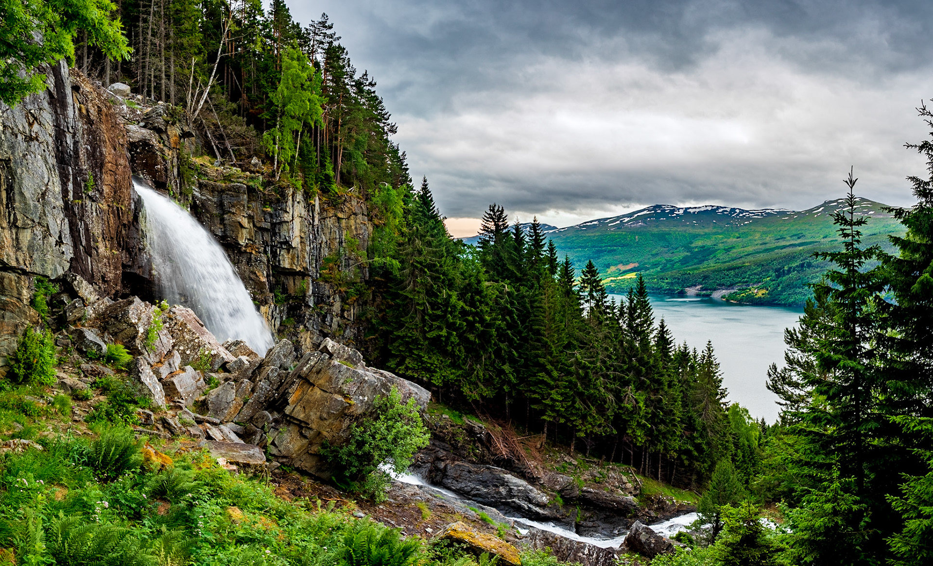 Der Tvinnefossen - einer der Wasserfälle hinter denen man durchgehen kann. Norwegen im Juni 2018

Tvinefossen - one of the waterfalls one can walk through behind. Norway, June 2018