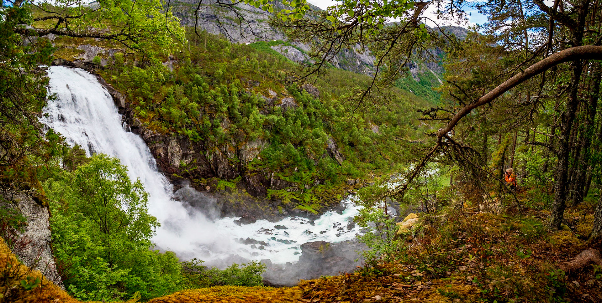 Ein weiteres Bild des Nyastølfossen als wir fast auf gleicher Höhe waren. Juni 2018

Another picture of Nyastølfossen when we were almost level with it. June 2018