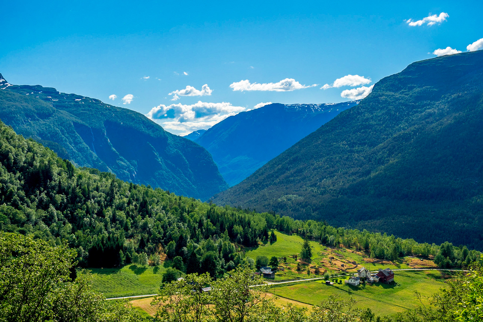 Ein schöner Ausblick von der 55  ins Tal bevor es nach oben geht

A nice view from the 55 into the valley below