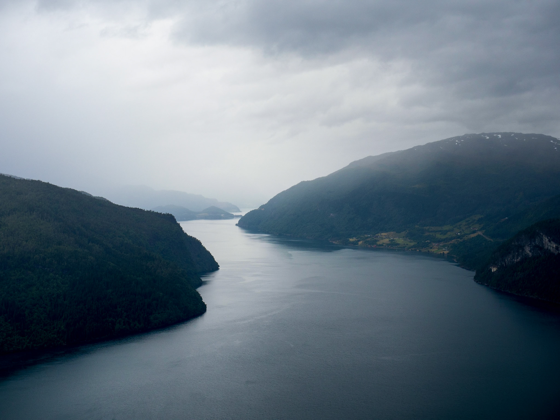 Ein typisches Bild aus Norwegen bei eher schlechtem Wetter im Juni im Innvikfjorden

A typical Norway picture of the Innvikfjorden in June during a light drizzle