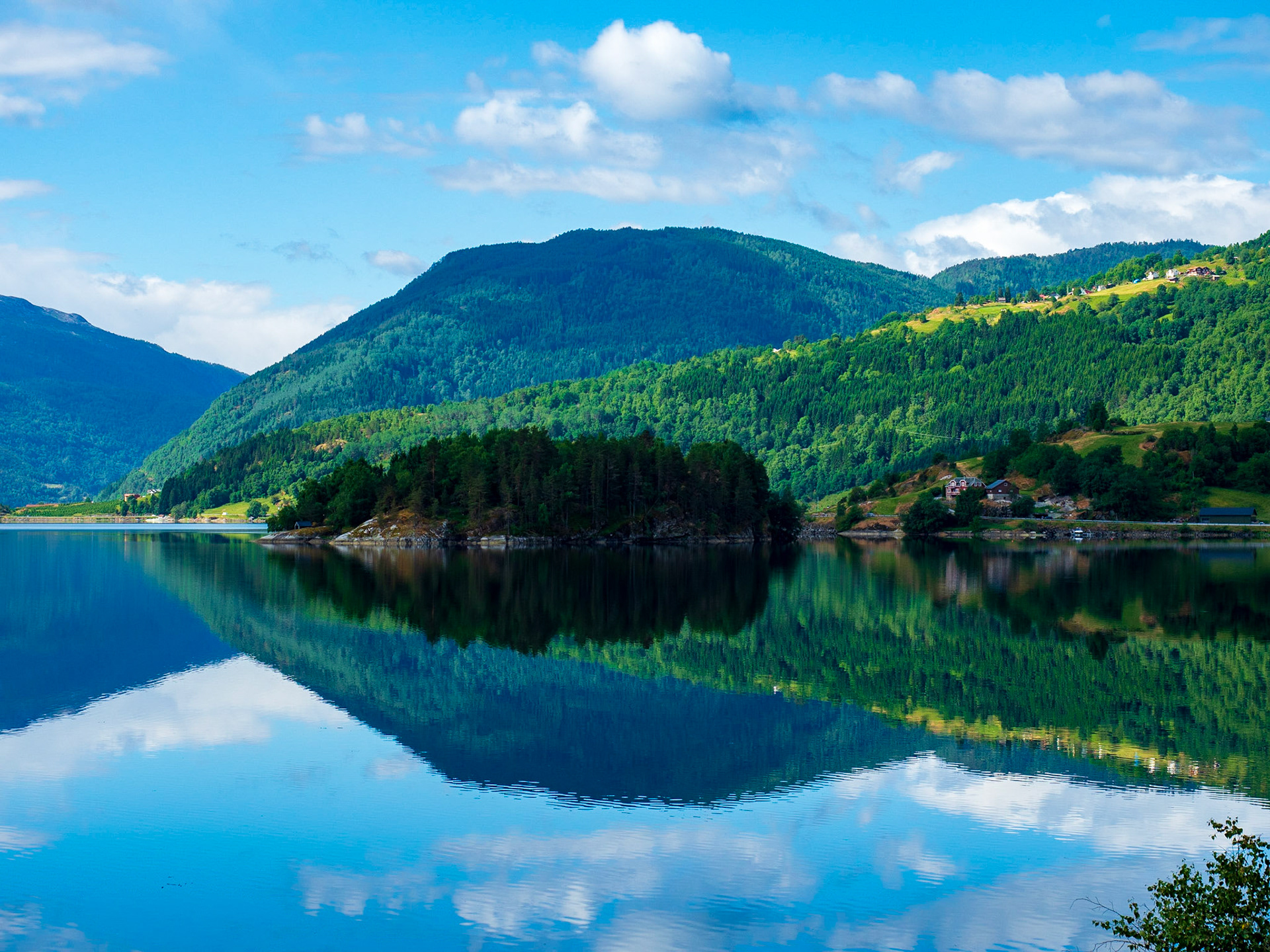 Einen Tag hatten wir super Glück mit dem Wetter und es war absolut windstill in Norwegen.

One day we were super lucky and it was completely windless in Norway