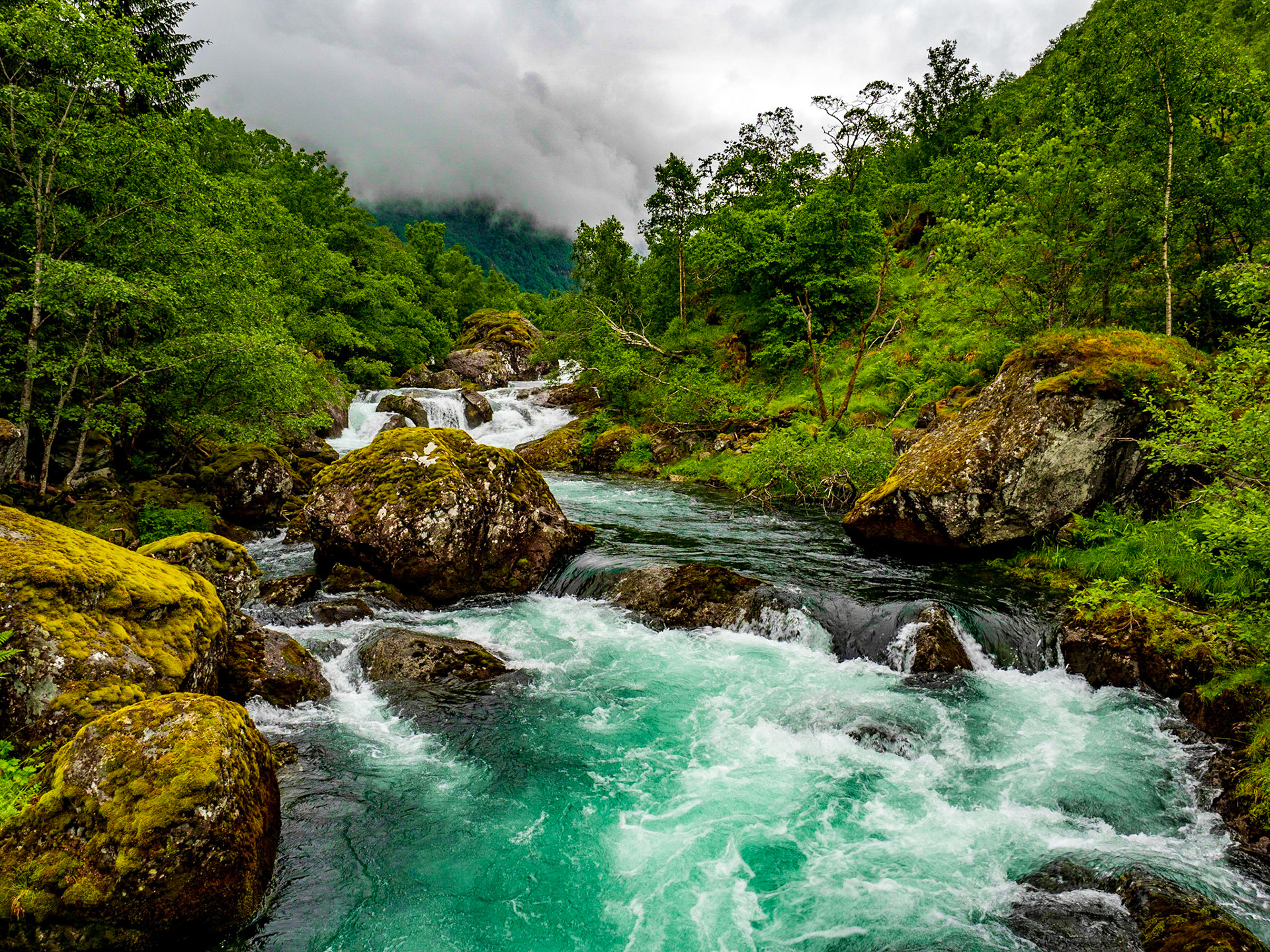Auftstieg zum Bondhusvatn ein Gletschersee des Folgefonna in Norwegen. Eine tolle Wanderung/Spaziergang immer an diesem schönen Bach entlang.

Ascend to Bondhusvatn a glacier lake of the Folgefonna in Norway. A nice hike always following this nice stream.