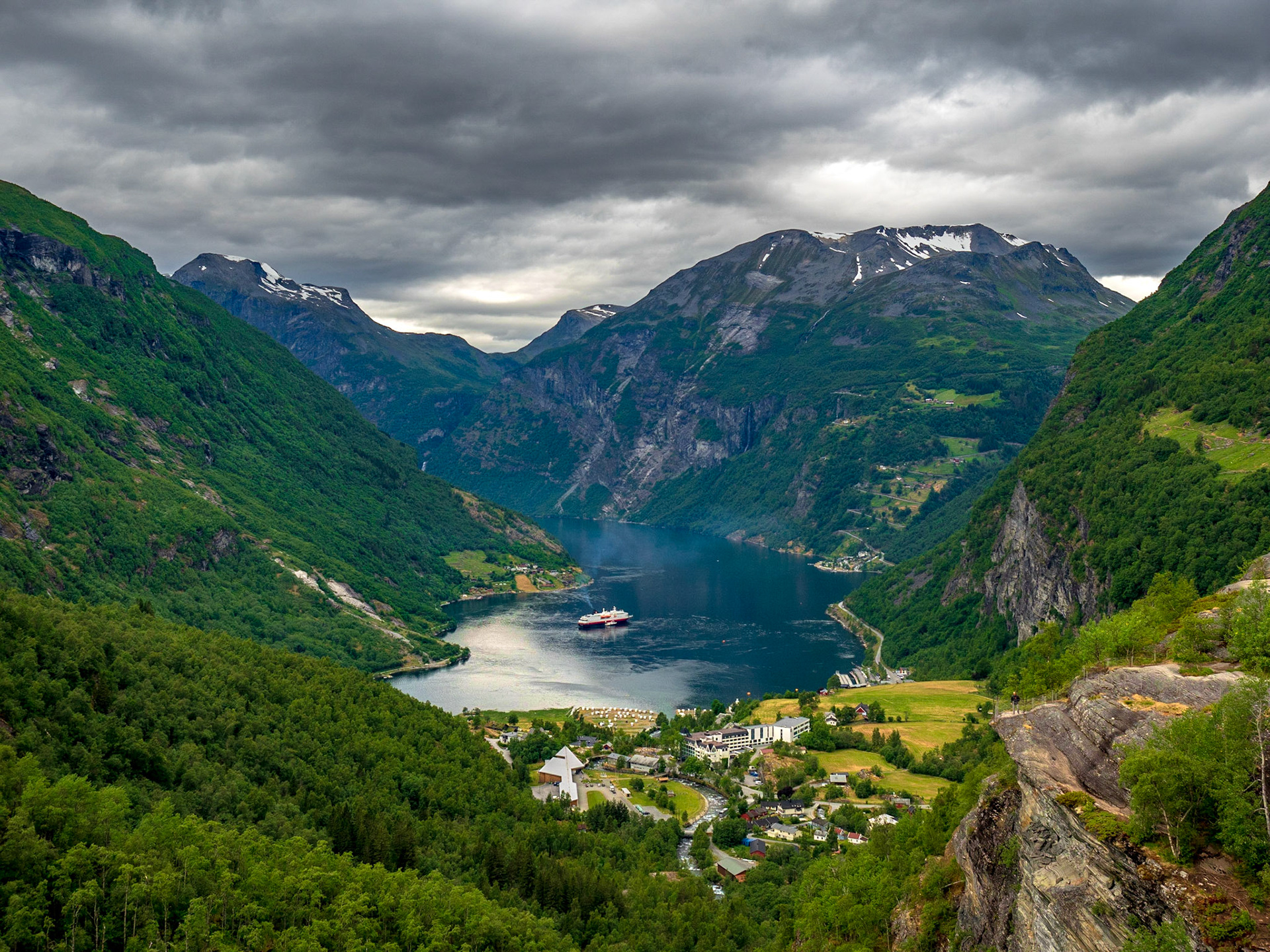 Auch wir haben uns den Geiranger angeschaut. Es gibt aber eindeutig schönere (ruhigere) Ecken in Norwegen

We took a glimpse of Geiranger too. But there are more beautiful (and more quite) spots in Norway
