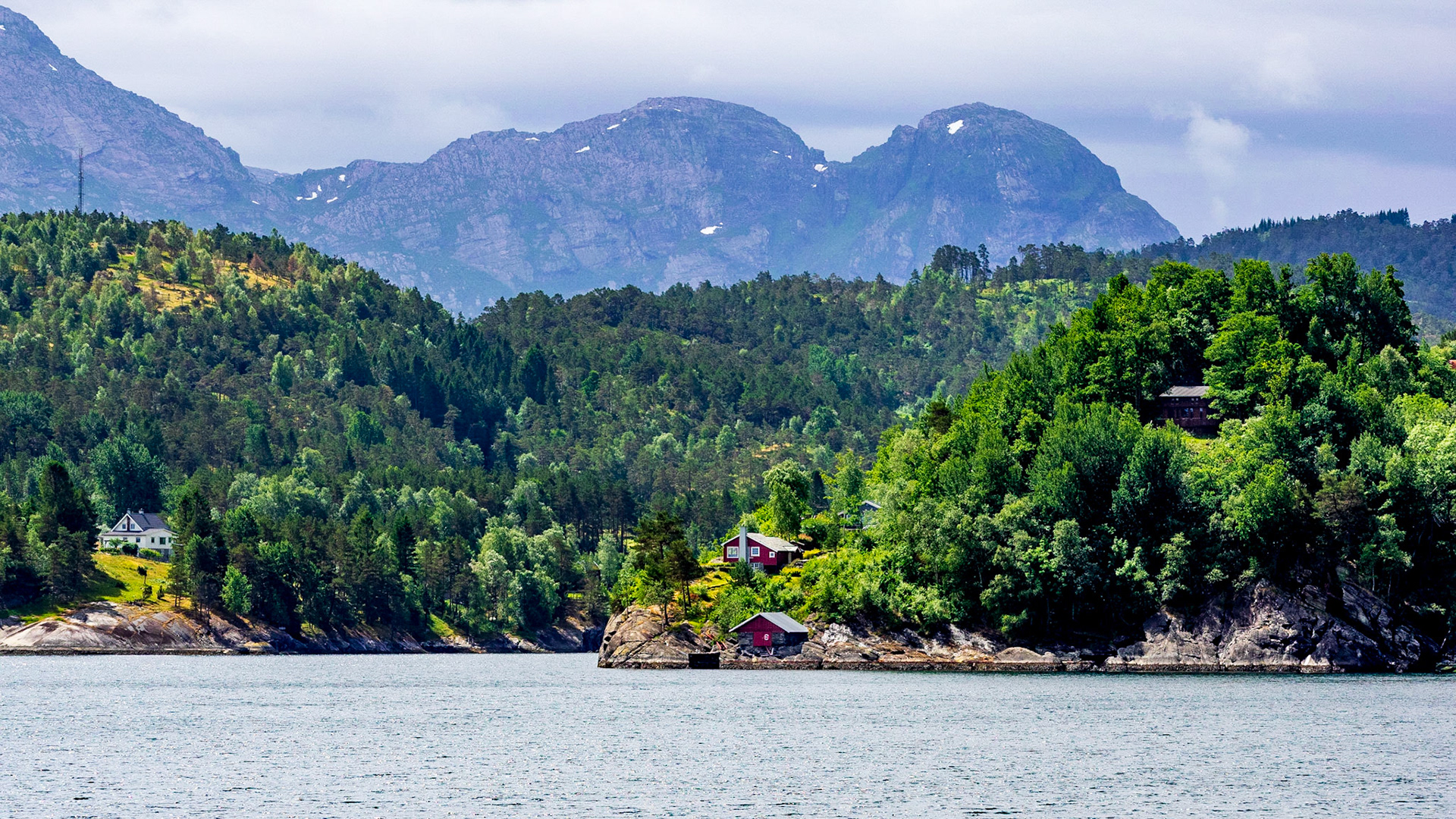 Auf dem Hardangerfjord im Juni 2018

On Hardangerfjord in June 2018