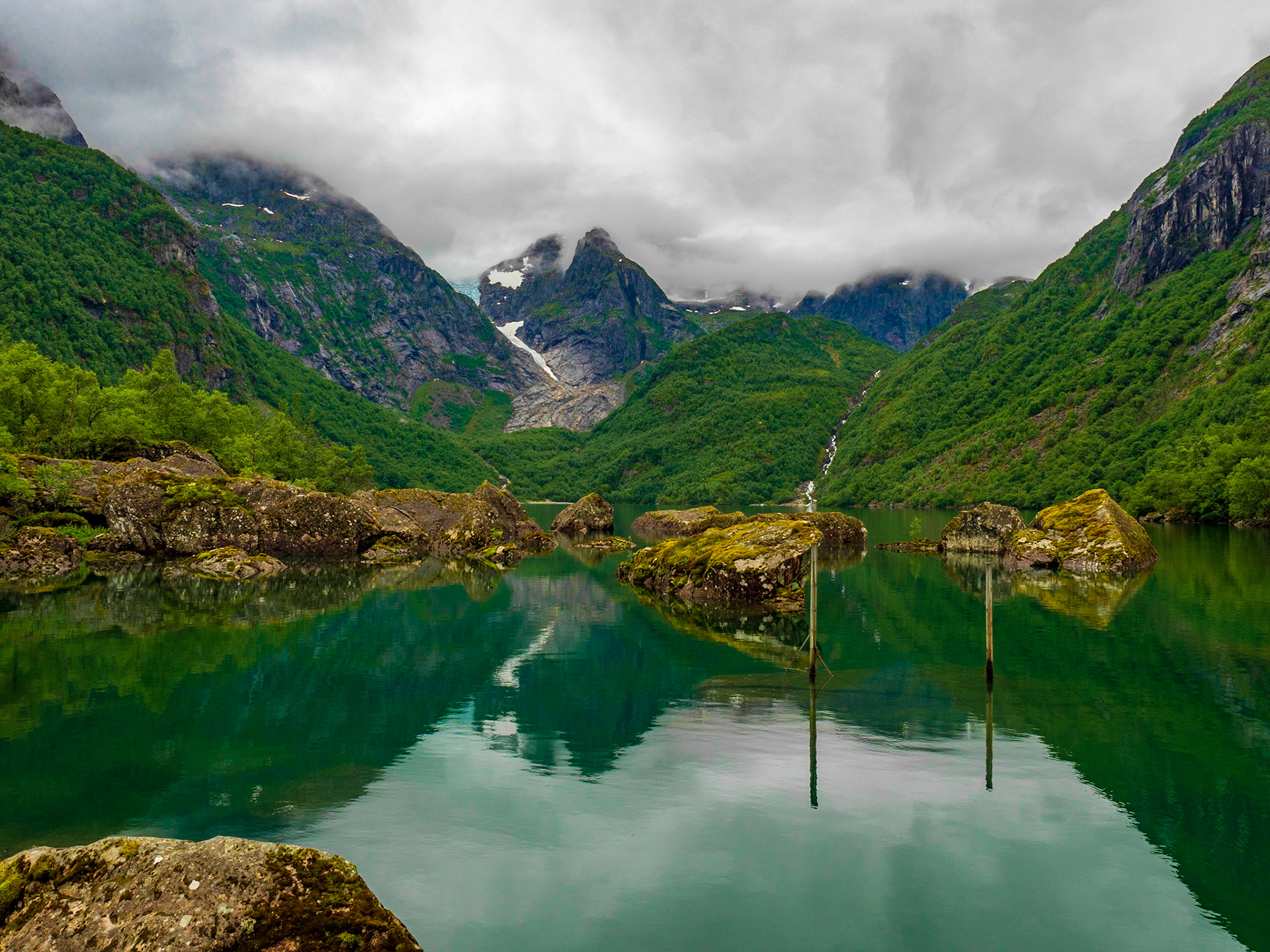 Endlich angekommen am Gletschersee Bondhusvatn in Norwegen. Die Farben waren ein Traum.

Finally arrived at Bondhusvatn - a glacier lake of the Folgefonna in Norway. The colors were amazing
