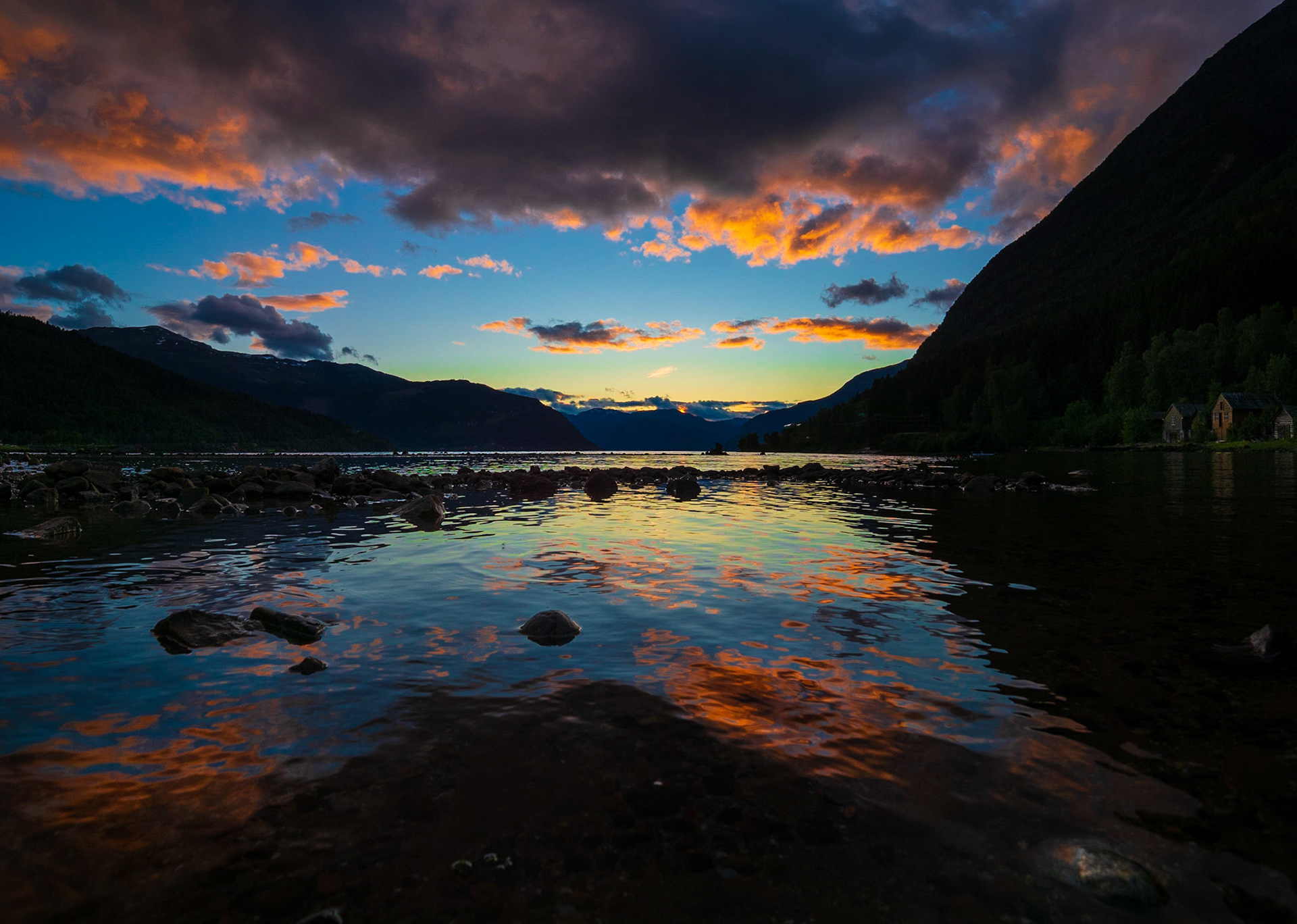 Kurz nach Sonnenuntergang um 22:50 im Juni in Norwegen. Das Bild entstand direkt vom Wohnmobil aus.

Just after sunset in June at 10:50 pm in Norway. I took this picture directly from our camper