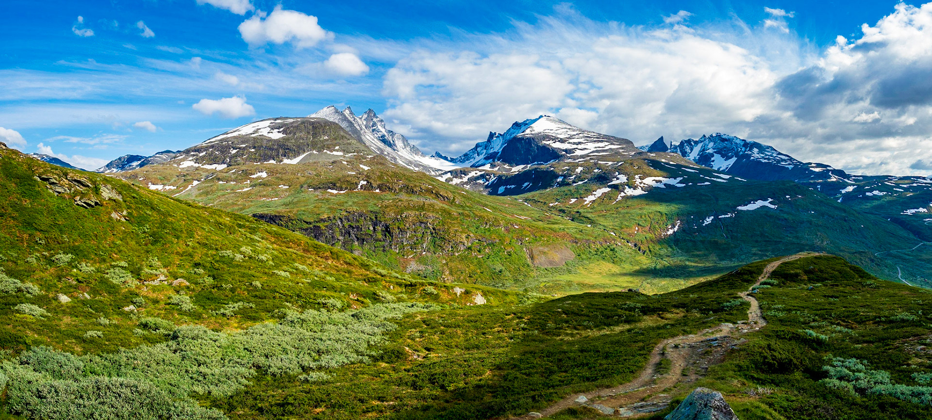 Der Ausblick von der 55 in den Jotunheimen Nasjonalpark mit den wohl höchsten Bergen Norwegens (laut eines Einheimischen)

The view from the 55 into the Jotunheimen Nasjonalpark with the highest mountains in Norway (based on a native who told me there)