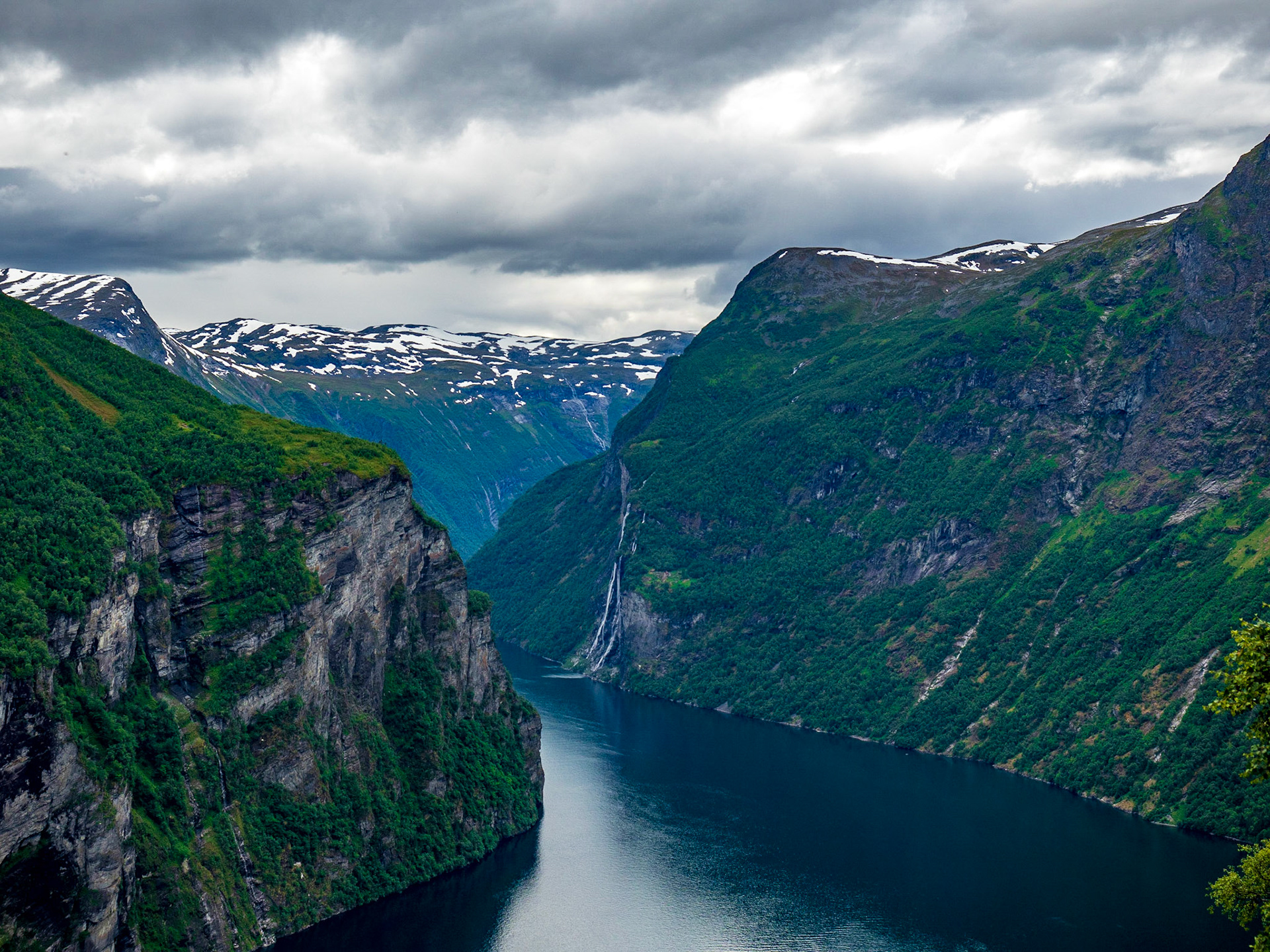 Einblick um die Kurve herum in den Geiranger Fjord

View around the bend into the Geiranger fjord
