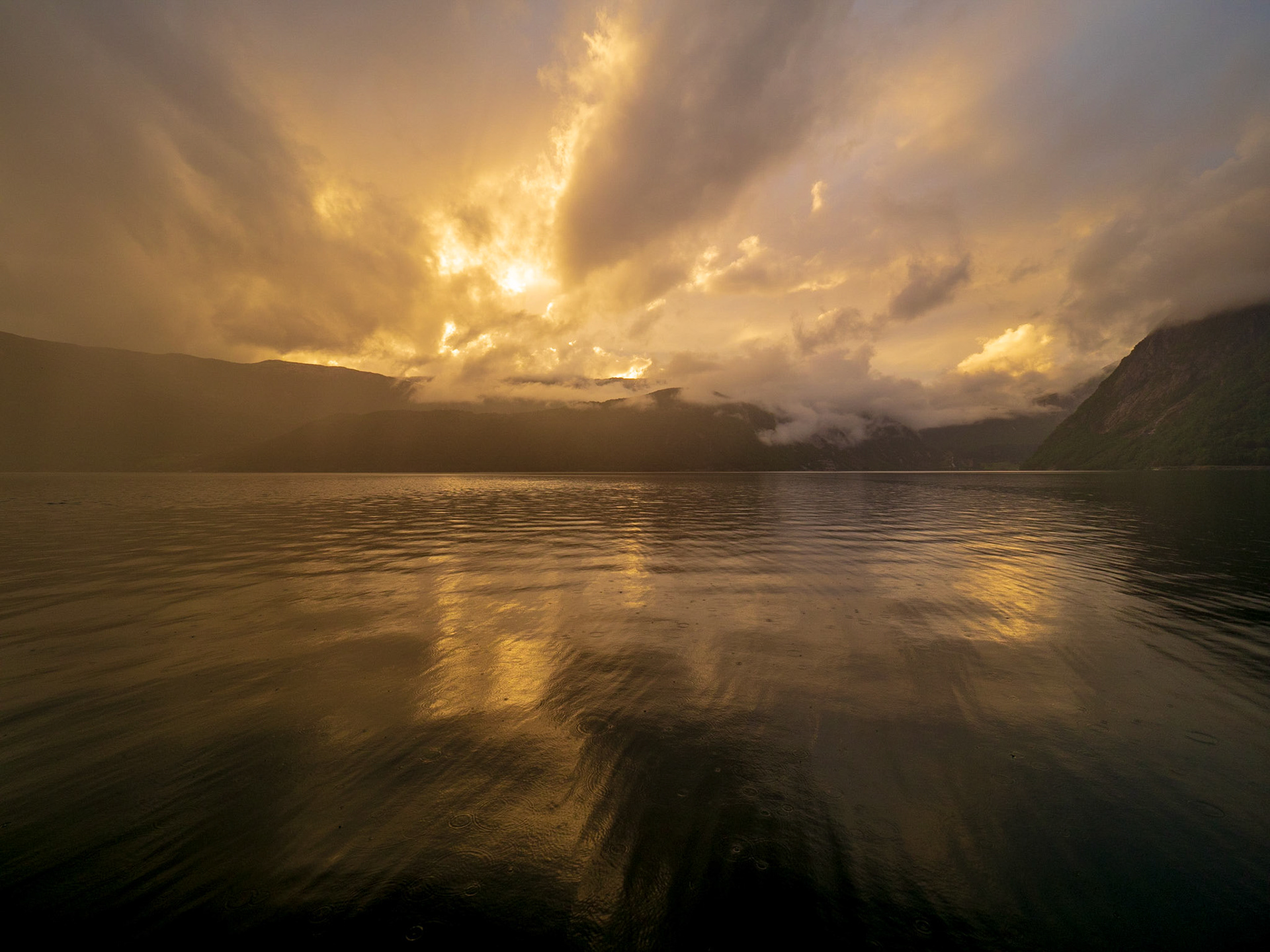 Spektakuläre Lichtstimmung im Juni um 22:17 Uhr in Norwegen.

Spectacular light mood in June at 10:17 pm in Norway
