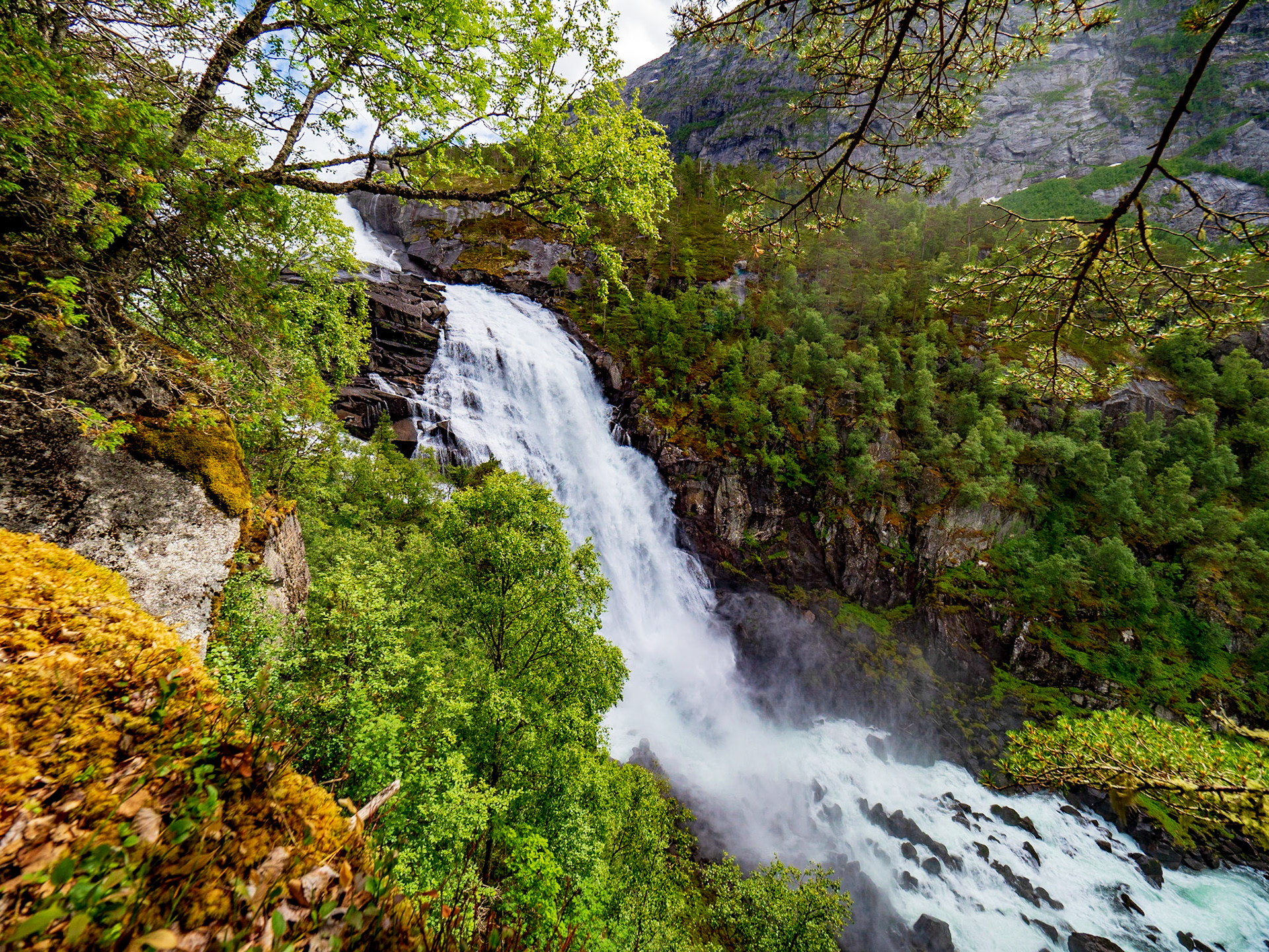 Ein weiteres Bild des Nyastølfossen als wir fast auf gleicher Höhe waren. Juni 2018

Another picture of Nyastølfossen when we were almost level with it. June 2018
