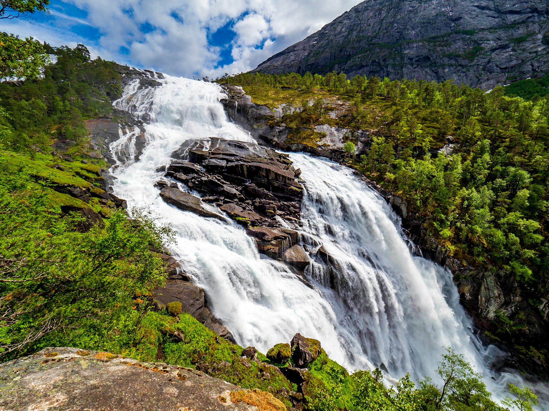 Mein letztes Bild des Nyastølfossen. Man kommt da richtig nah ran. So nah dass man die Gischt spürt.Juni 2018

My last picture of Nyastølfossen. One comes really close - so close that one can feel the spray. June 2018