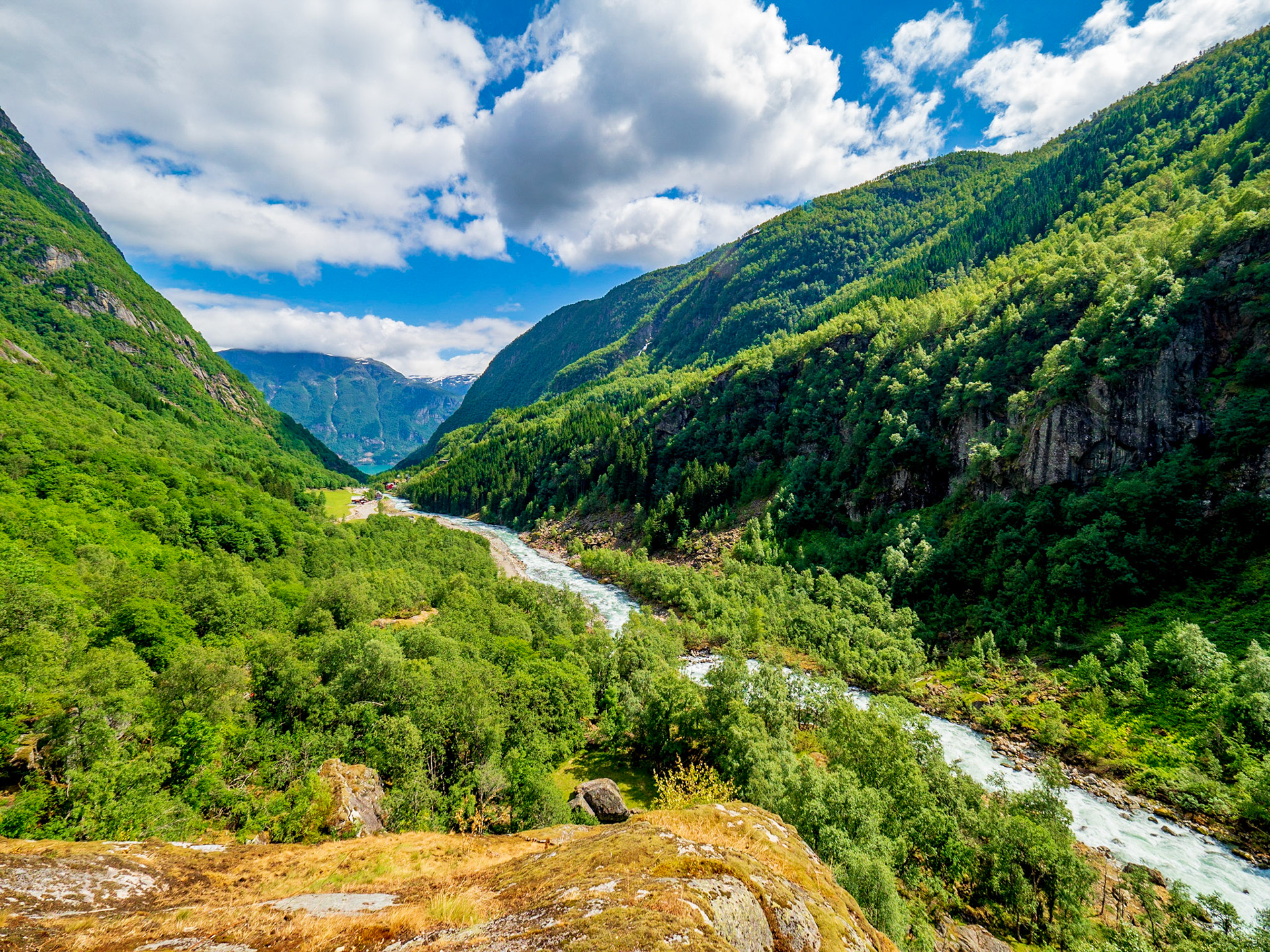 Auf dem Weg zur Buarbreen Gletscherzunge gibt es diesen bekannten Felsen von dem aus diesen Bild entstanden ist.

On our way to the Buarbreen glacier tongue there is this well known rock on which I took this picture