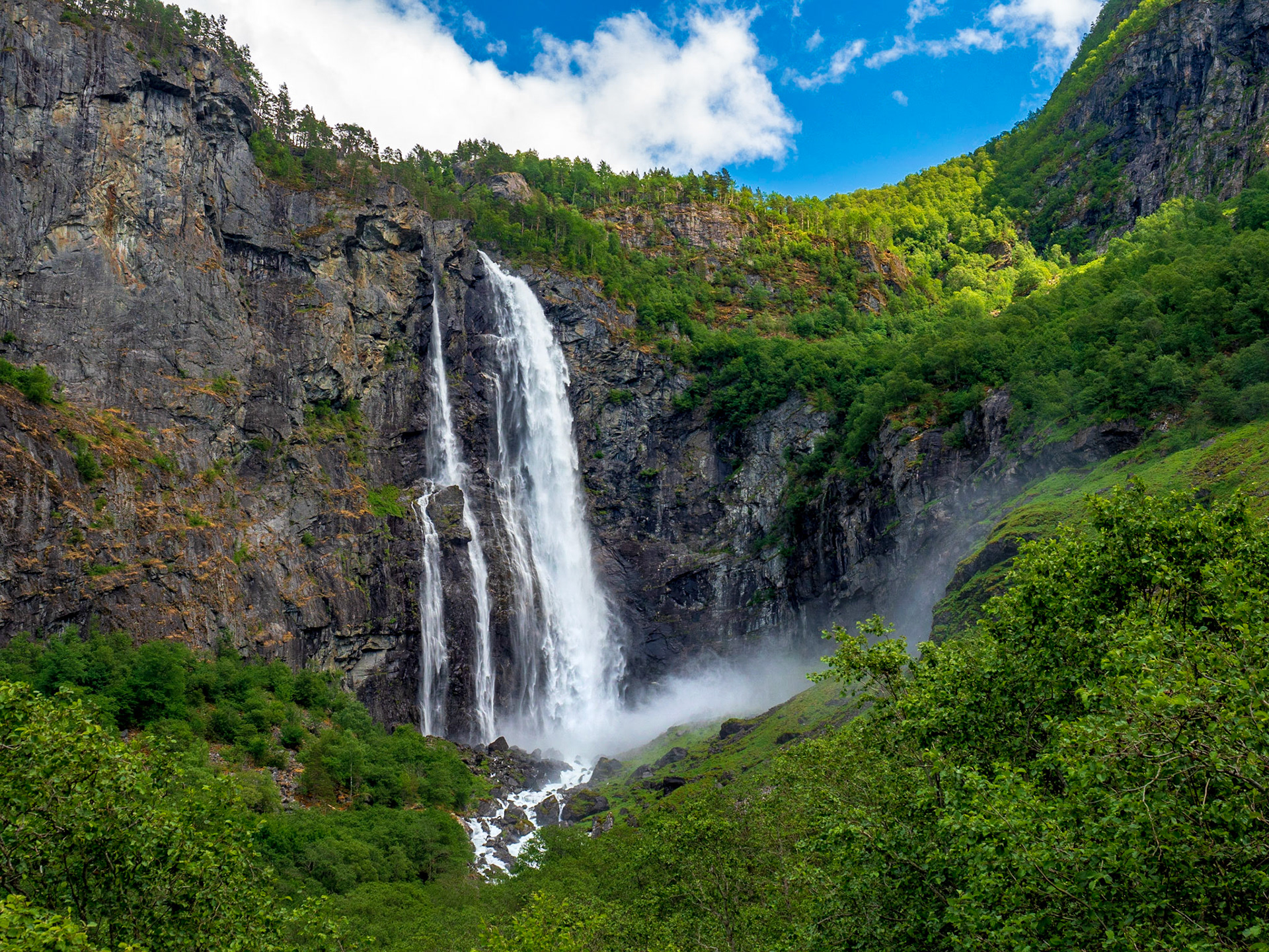 Der Feigefossen ist mit 218m der zweithöchste nicht regulierte Wasserfall in Norwegen

Feigefossen is with 218m the second highest not regulated waterfall in Norway