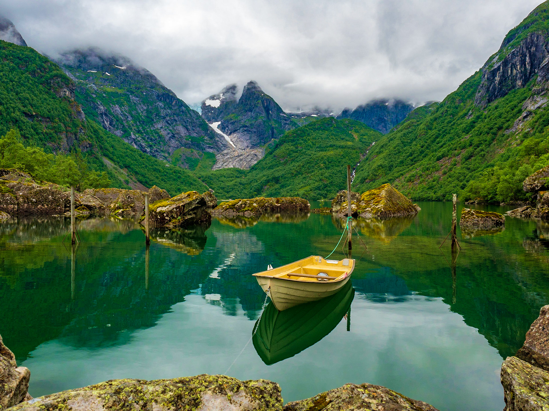 Endlich angekommen am Gletschersee Bondhusvatn in Norwegen. Die Farben waren ein Traum.

Finally arrived at Bondhusvatn - a glacier lake of the Folgefonna in Norway. The colors were amazing