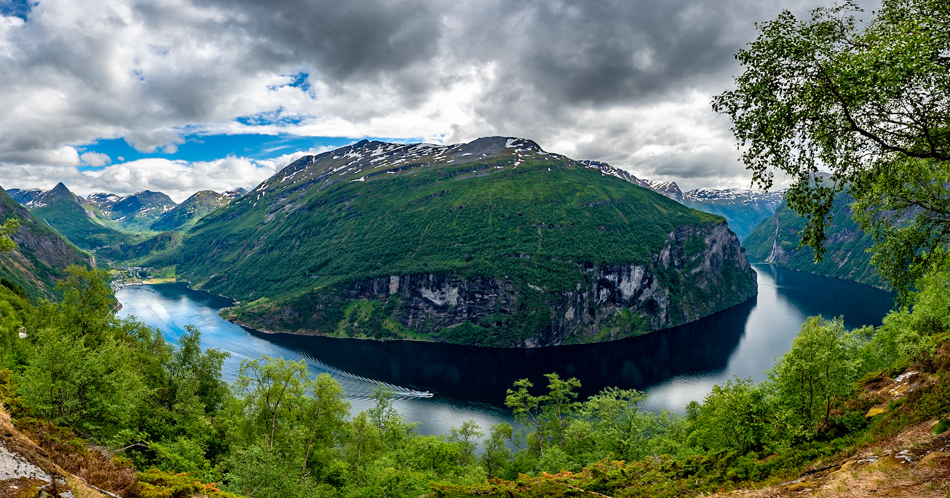 Von diesem Aussichtspunkt aus hat uns der Geiranger dann doch besser gefallen und auch beeindruckt.

From this platform we liked the Geiranger more and were impressed.