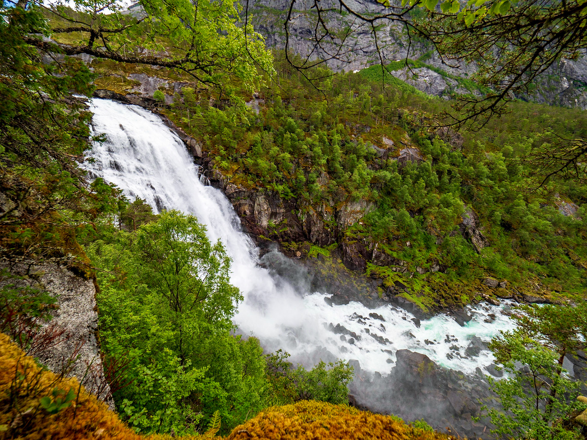 Ein weiteres Bild des Nyastølfossen als wir fast auf gleicher Höhe waren. Juni 2018

Another picture of Nyastølfossen when we were almost level with it. June 2018