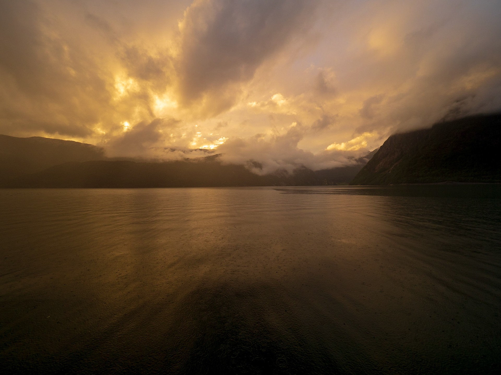 Spektakuläre Lichtstimmung im Juni um 22:17 Uhr in Norwegen.

Spectacular light mood in June at 10:17 pm in Norway