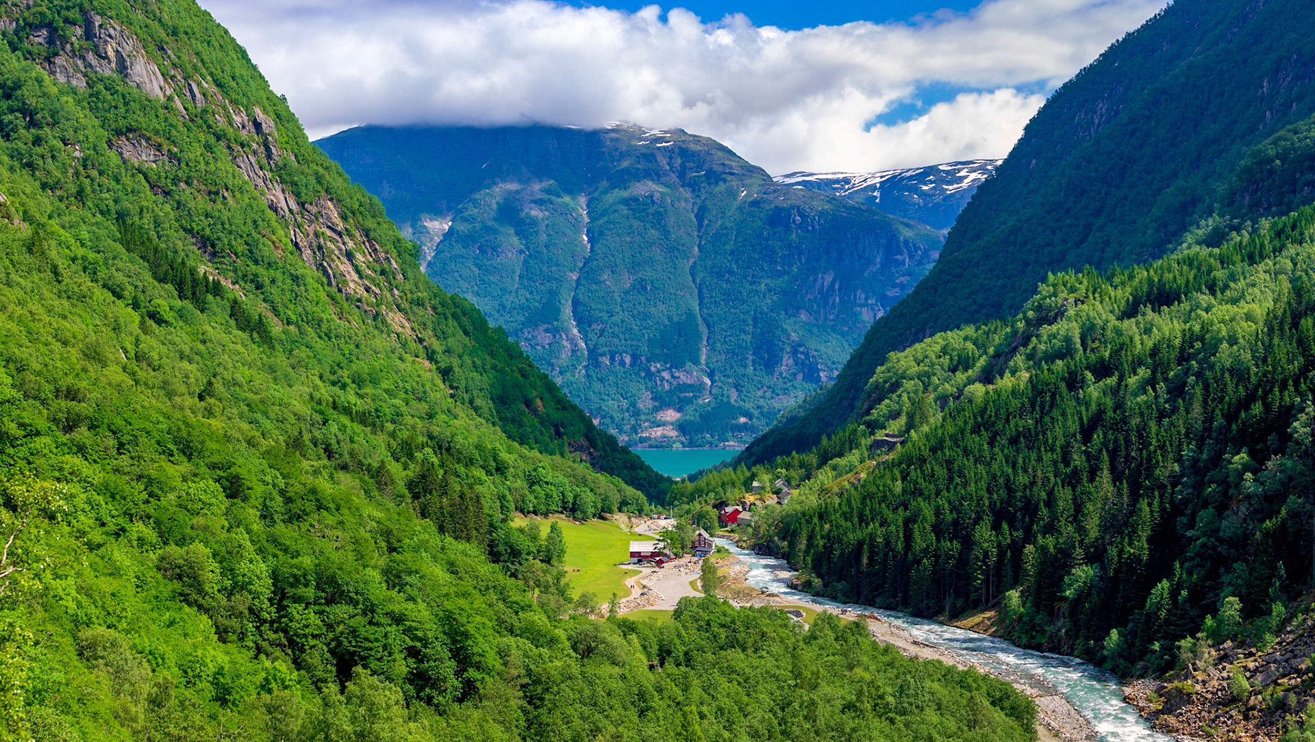 Auf dem Weg zur Buarbreen Gletscherzunge gibt es diesen bekannten Felsen von dem aus diesen Bild entstanden ist.

On our way to the Buarbreen glacier tongue there is this well known rock on which I took this picture