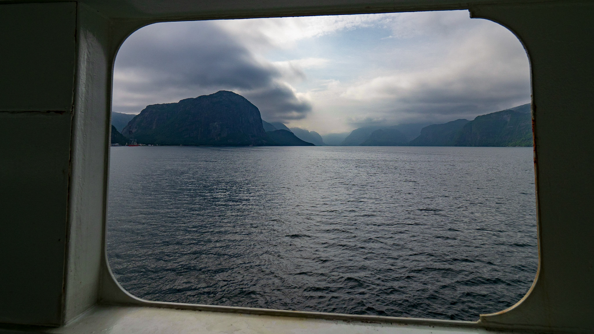 Als wir am 10. Juni in Stavanger von der Fähre fuhren war das Wetter nicht gerade vielversprechend. Hier ein erster Eindruck davon. Das Bild entstand von der ersten Fähre die wir in Norwegen nutzten (es sollte nicht die letzte sein :-) )

When wie drove from the ferry in Stavanger on the morning of the 10th of June the weather was not promising. Here is a first impression of it. The picture was taken from our first Norway ferry (one of many :-) )