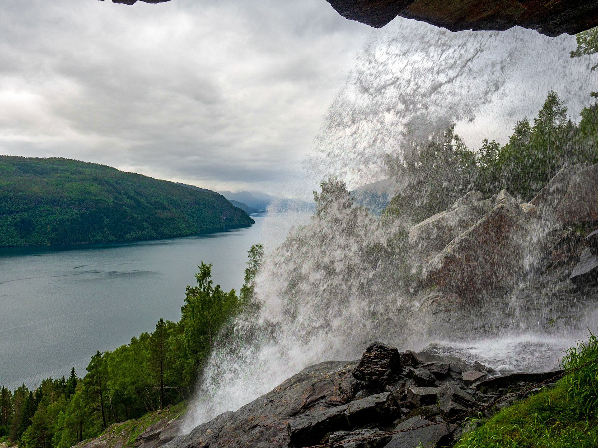 Der Tvinnefossen - einer der Wasserfälle hinter denen man durchgehen kann. Norwegen im Juni 2018

Tvinefossen - one of the waterfalls one can walk through behind. Norway, June 2018
