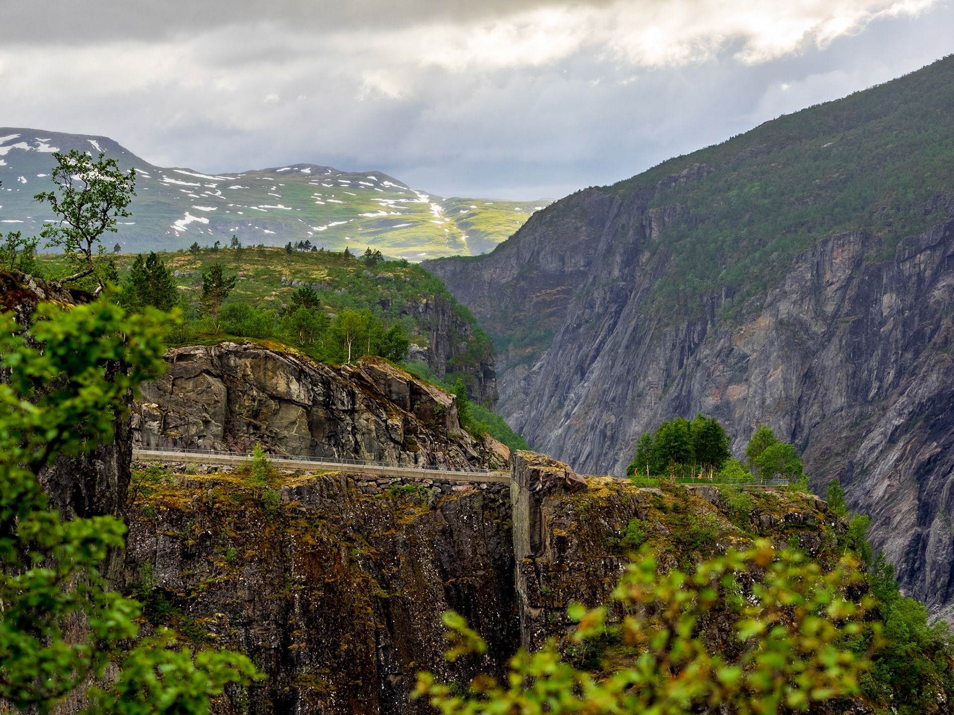 Wendet man sich vom Vøringsfossen ab und blickt in die andere Richtung, dann bietet sich einem dieser Ausblick

If you turn around at Vøringsfossen and have a look in the other direction you´ll have this view