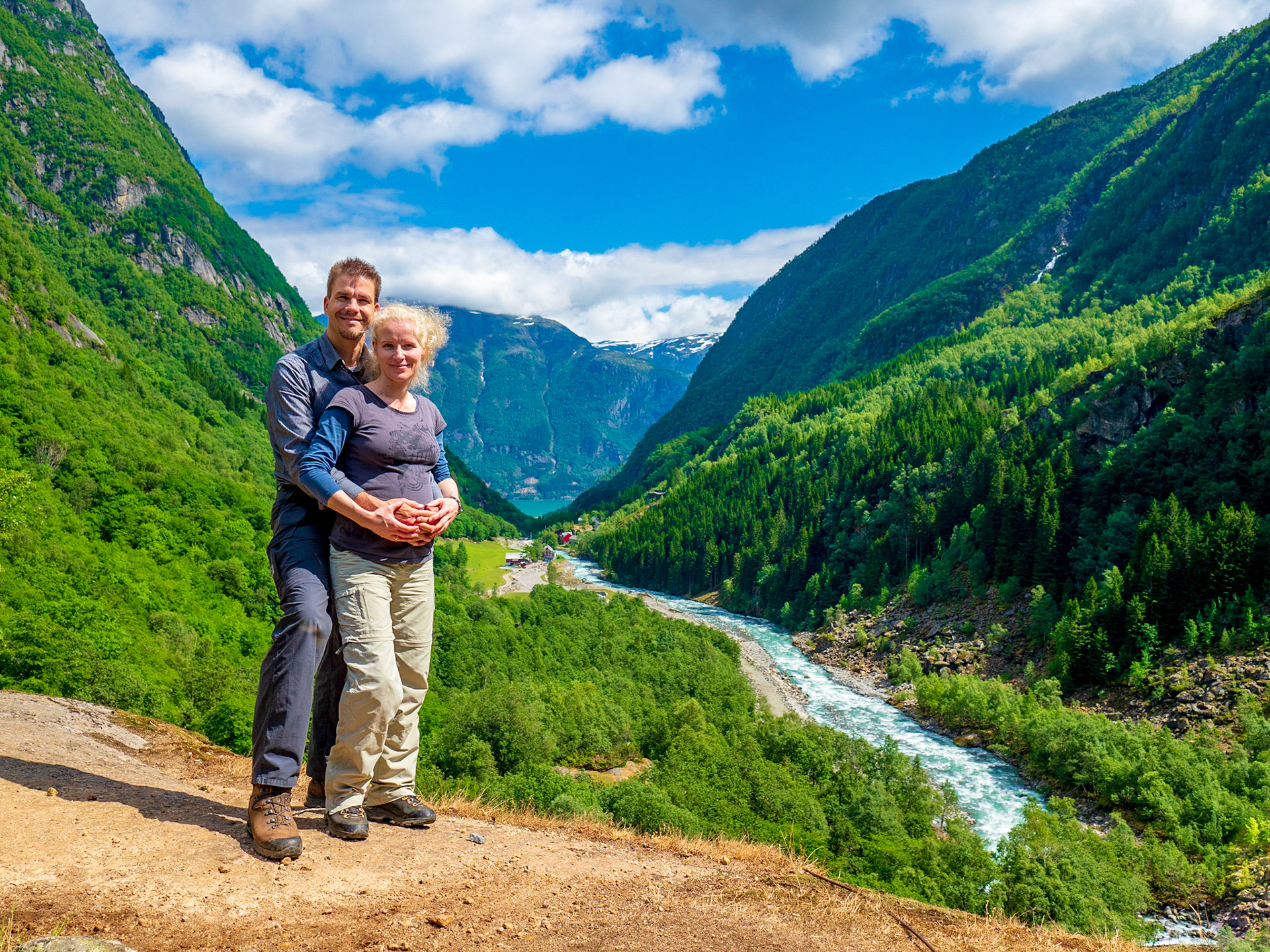 Auf dem Weg zur Buarbreen Gletscherzunge gibt es diesen bekannten Felsen von dem aus diesen Bild entstanden ist.

On our way to the Buarbreen glacier tongue there is this well known rock on which I took this picture