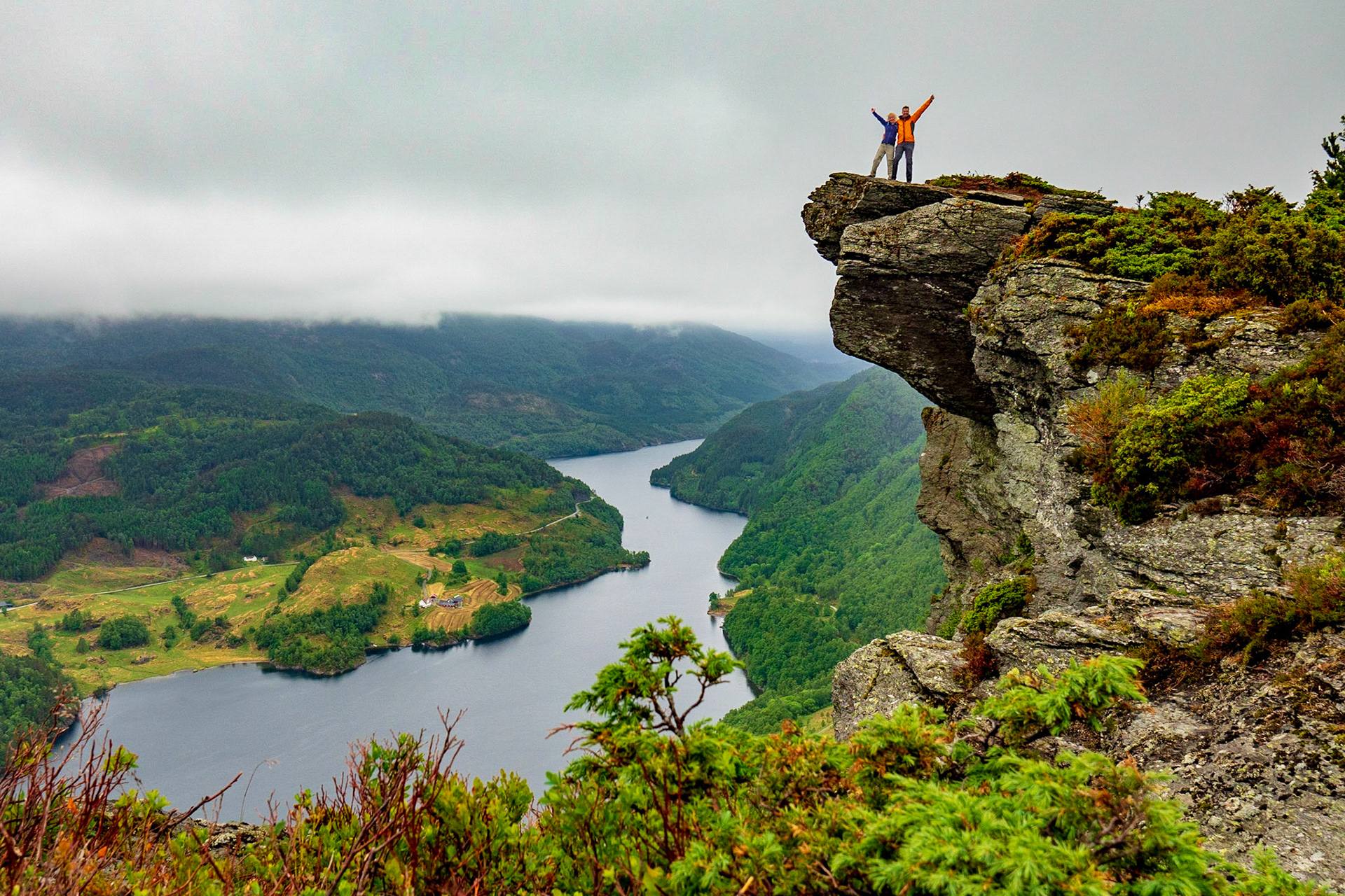 Endlich oben am Himakånå - und wir hatten das für eine ganze Stunde ganz für uns alleine.

Finally on top of Himakånå. We were the only visitors for the hour we were up there.