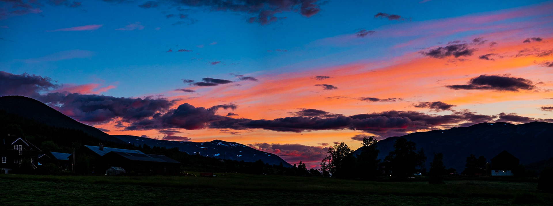 Einer der schöneren Sonnuntergänge in Norwegen im Juni

One of the more beautiful sunsets in Norway from June
