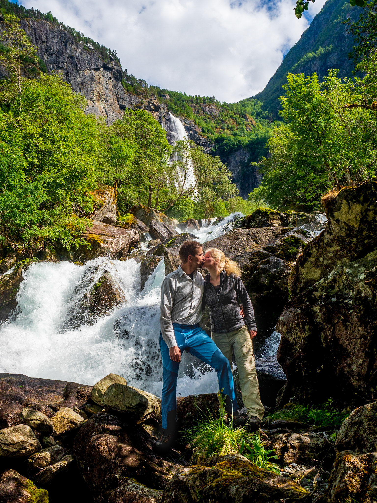 Der Aufstieg zum Feigefossen ist ein schöner Spaziergang und geht fast die ganze Zeit an seinem reißenden Strom entlang. Hier im Hintergrund sieht man den Wasserfall schon.

The ascend to Feigefossen is a nice walk and goes along it´s rough stream for most of the time. You can see the waterfall in the background