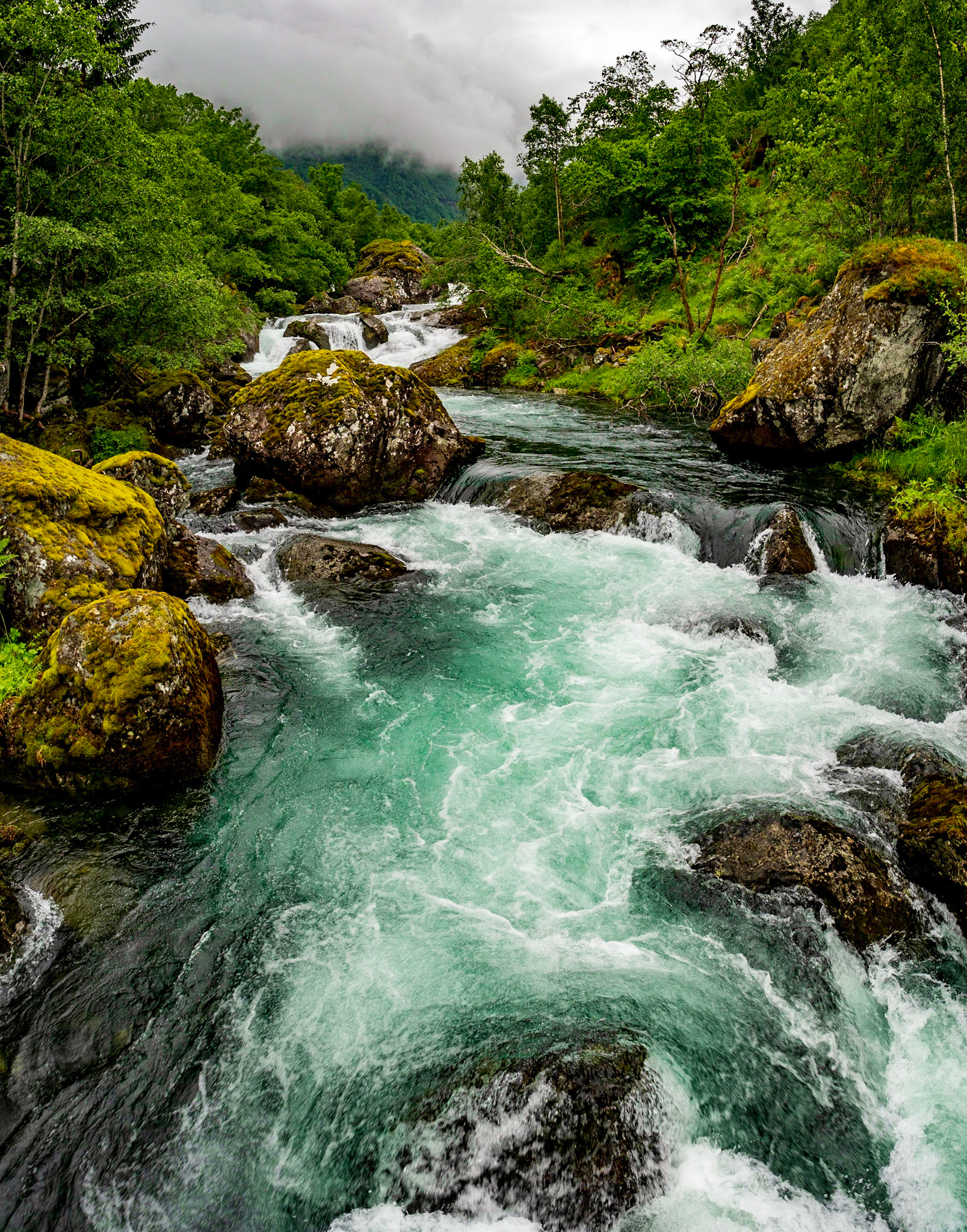 Auftstieg zum Bondhusvatn ein Gletschersee des Folgefonna in Norwegen. Eine tolle Wanderung/Spaziergang immer an diesem schönen Bach entlang.

Ascend to Bondhusvatn a glacier lake of the Folgefonna in Norway. A nice hike always following this nice stream.