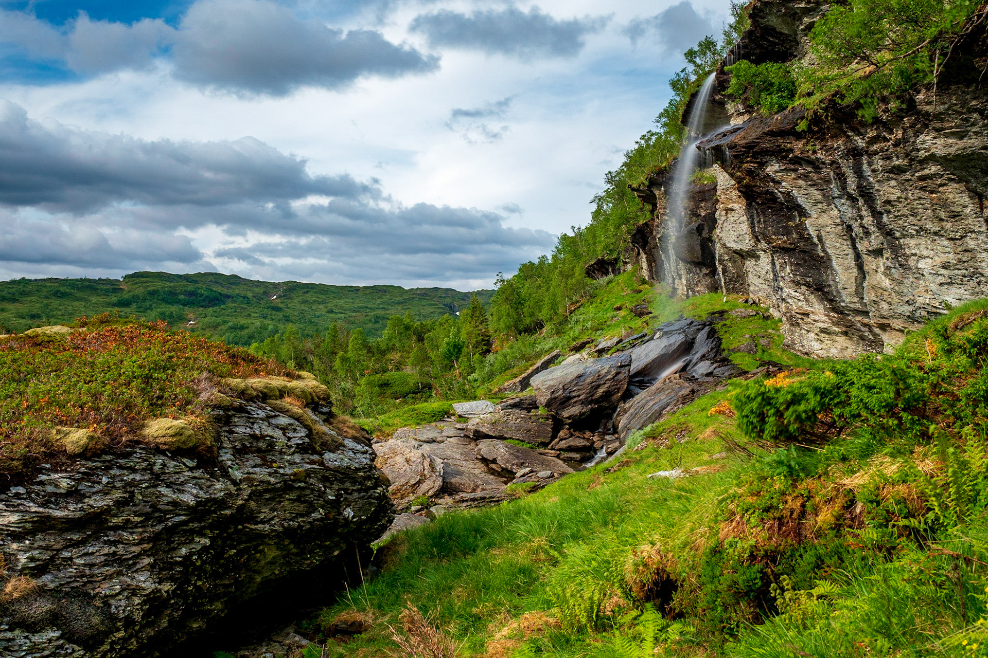 Das absolute Highlight der Koldal Wanderung ist der Wasserfall unter dem man durchgehen kann (wir stehen drunter)

The absolute highlight of the Koldal hike is the waterfall where you can walk through behind. (we are standing there on this picture)