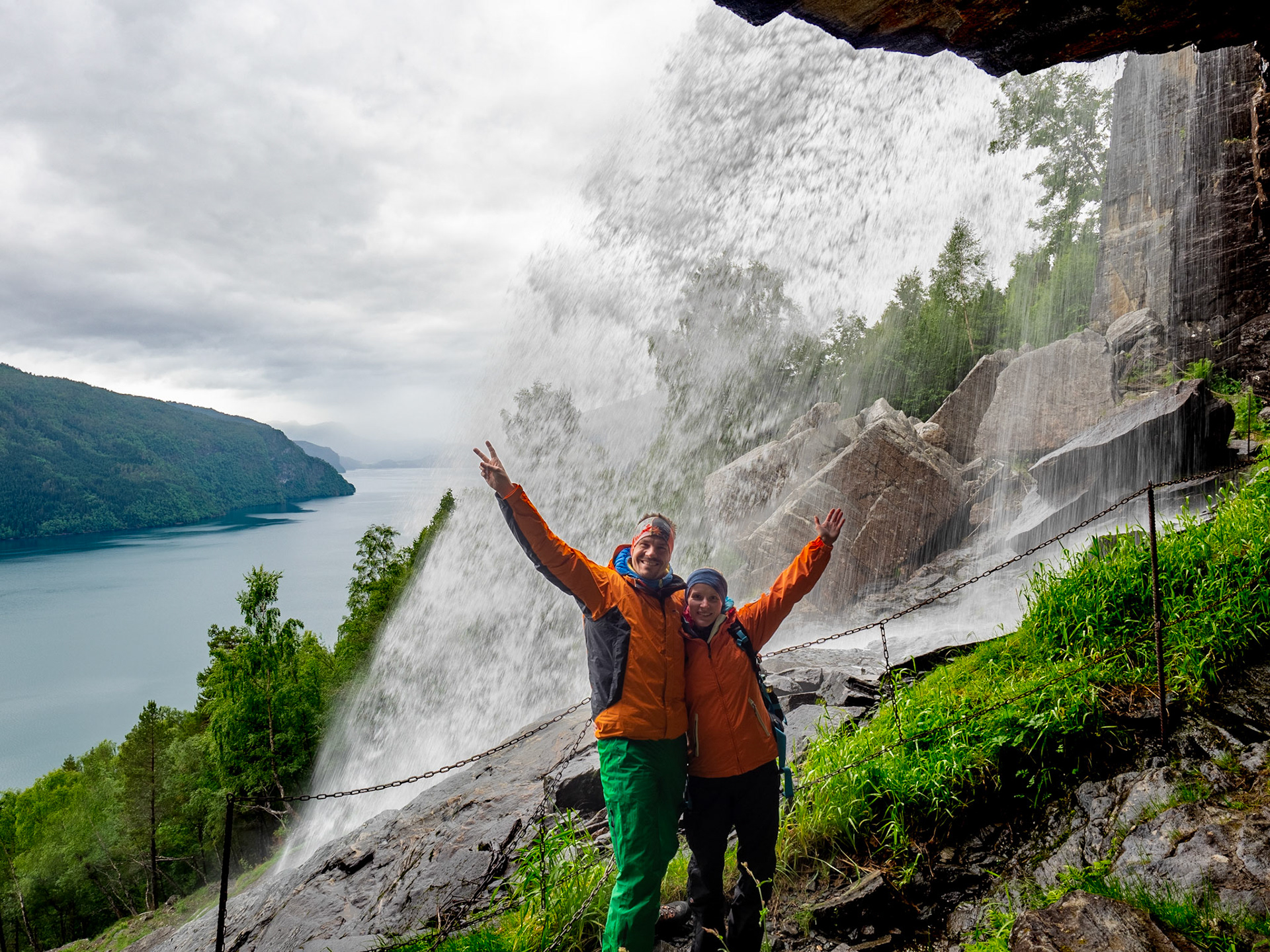 Der Tvinnefossen - einer der Wasserfälle hinter denen man durchgehen kann. Norwegen im Juni 2018

Tvinefossen - one of the waterfalls one can walk through behind. Norway, June 2018