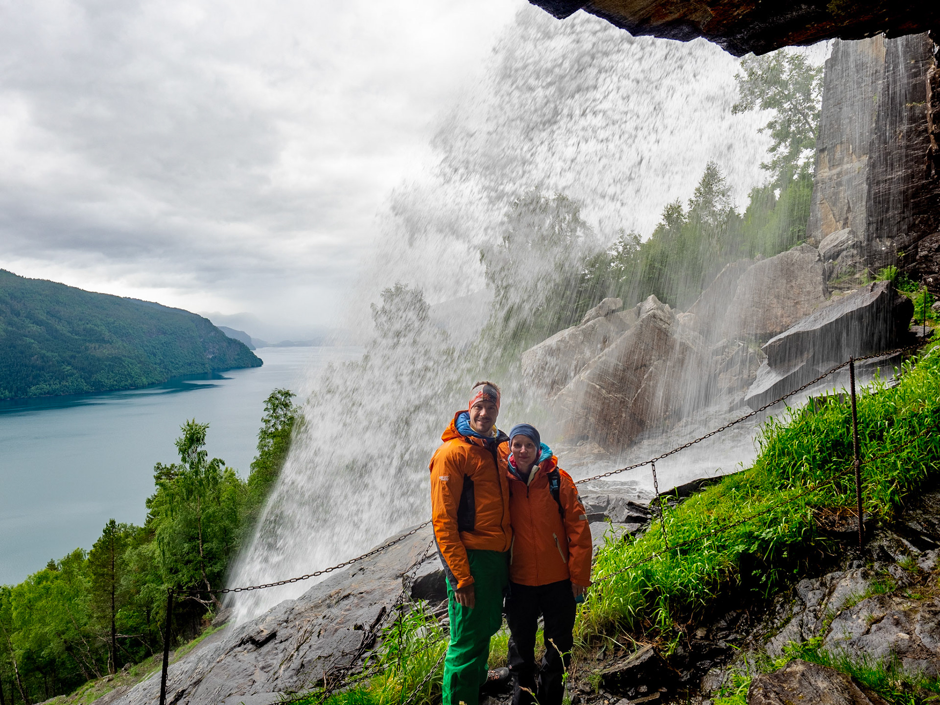 Der Tvinnefossen - einer der Wasserfälle hinter denen man durchgehen kann. Norwegen im Juni 2018

Tvinefossen - one of the waterfalls one can walk through behind. Norway, June 2018