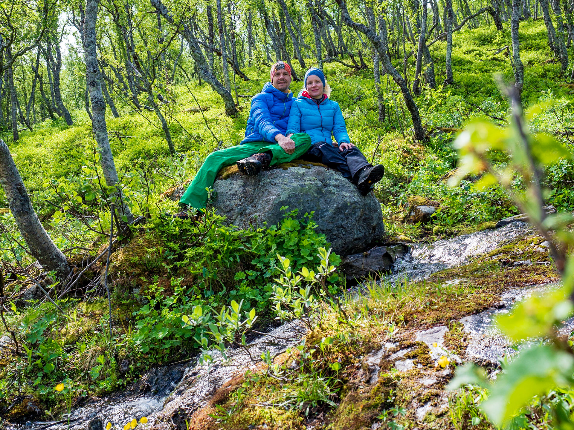 Nach ca. 20 Minuten strammem Bergauf erreicht man den ersten Aussichtspunkt mit Tisch und Bänken an welchem man die Aussicht auf den Hivjufossen genießen kann.

After about 20 minutes steep hiking you reach the first viewpoint with a table and benches where you can enjoy the view to Hivjufossen

Tour Details: https://www.wikiloc.com/hiking-trails/hivjufossen-25782898