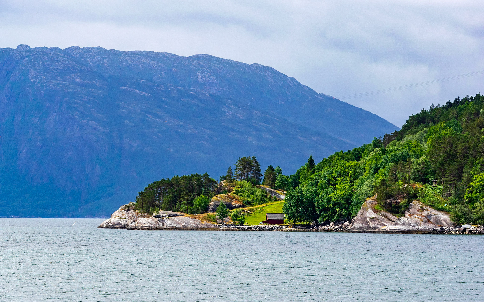 Auf dem Hardangerfjord im Juni 2018

On Hardangerfjord in June 2018
