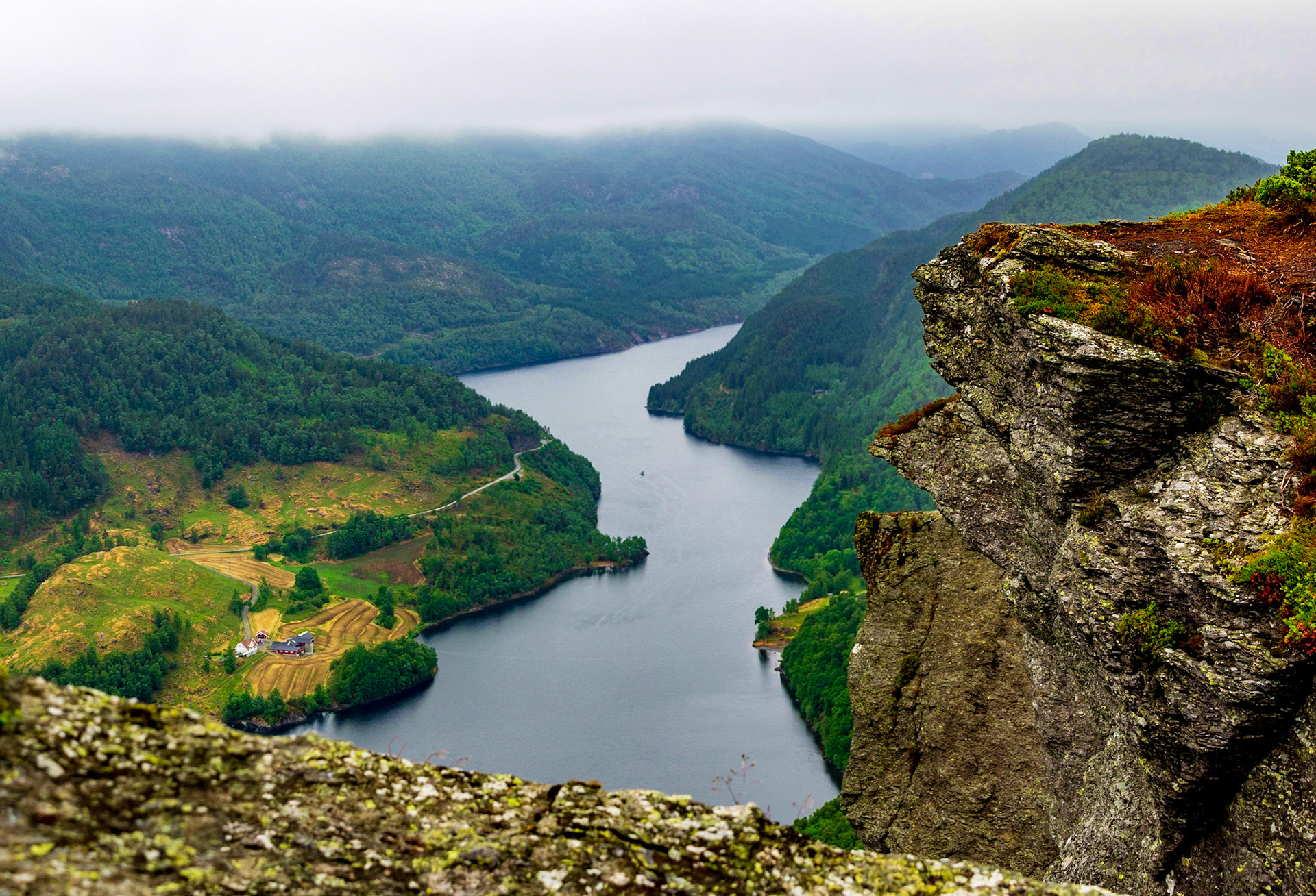 Endlich oben am Himakånå - und wir hatten das für eine ganze Stunde ganz für uns alleine.

Finally on top of Himakånå. We were the only visitors for the hour we were up there.