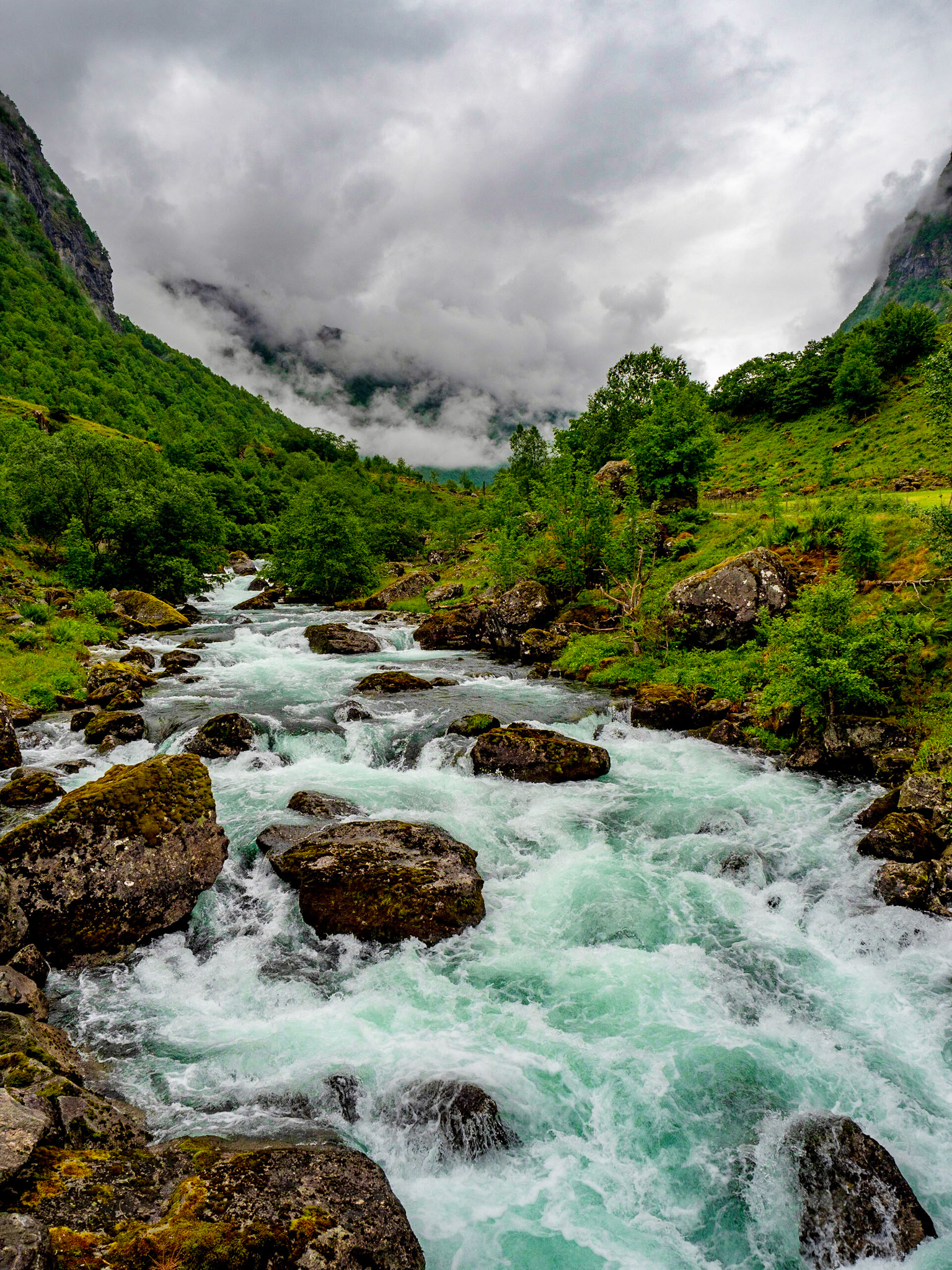 Auftstieg zum Bondhusvatn ein Gletschersee des Folgefonna in Norwegen. Eine tolle Wanderung/Spaziergang immer an diesem schönen Bach entlang.

Ascend to Bondhusvatn a glacier lake of the Folgefonna in Norway. A nice hike always following this nice stream.