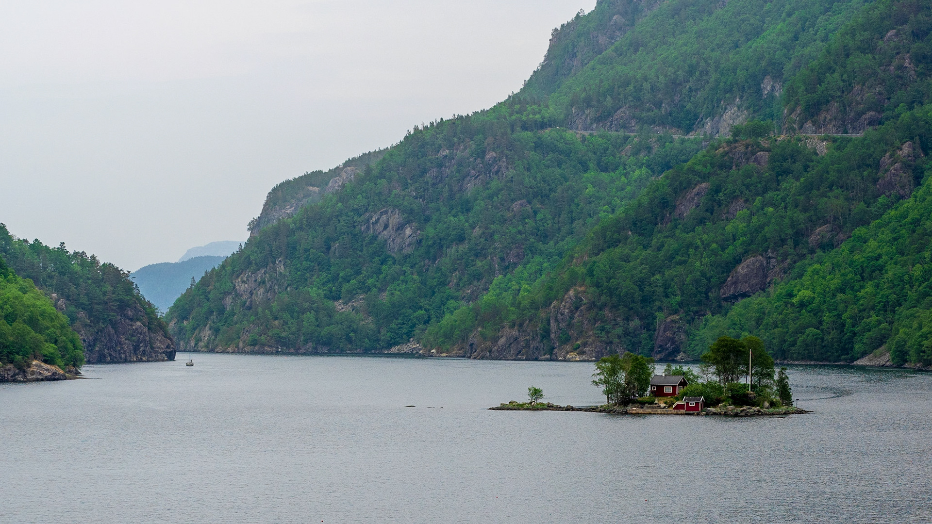 Die hübschen kleinen Inseln findet man sehr oft in den Fjorden / Seen

These nice islands can be found in many fjords / lakes.