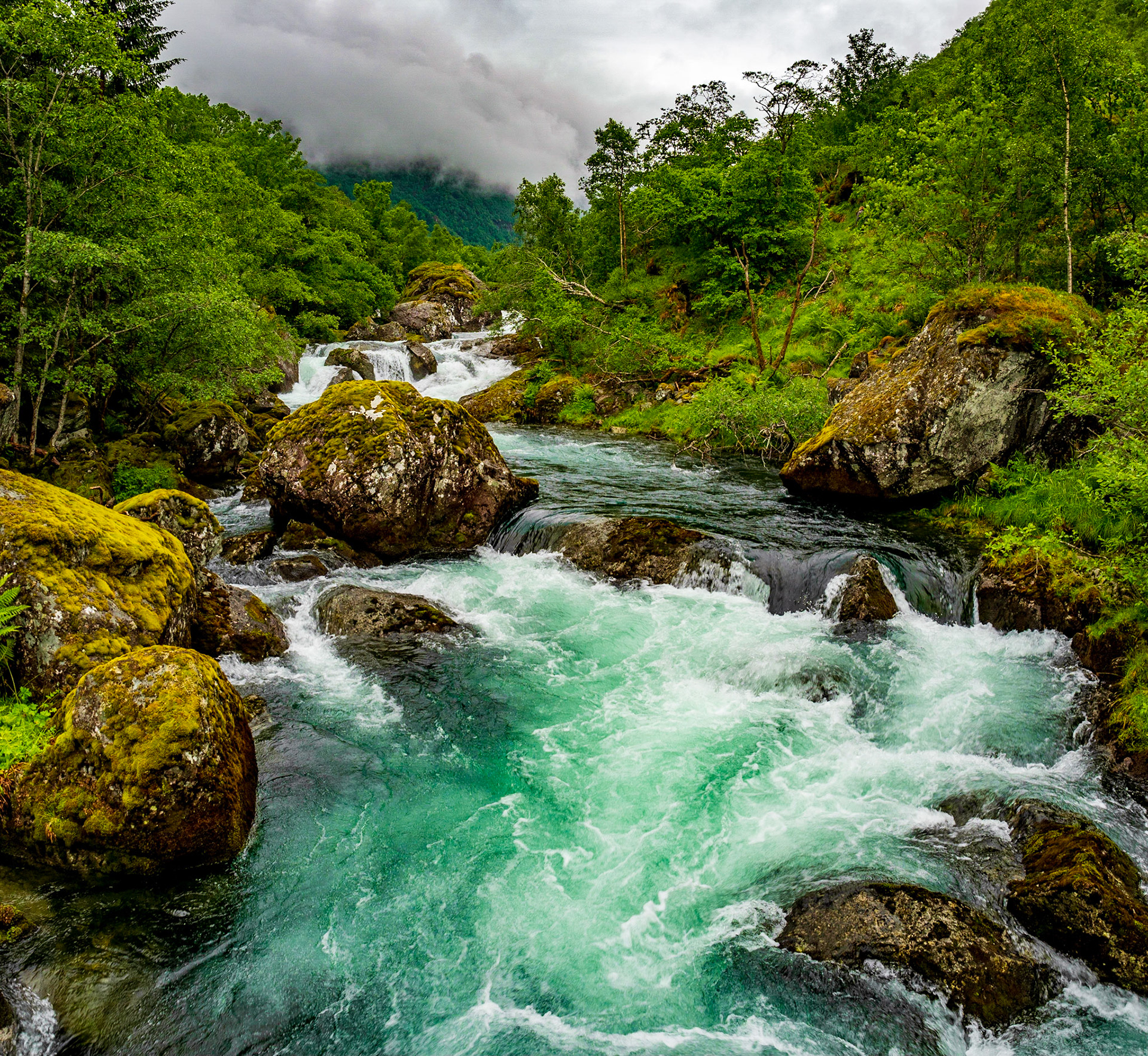 Auftstieg zum Bondhusvatn ein Gletschersee des Folgefonna in Norwegen. Eine tolle Wanderung/Spaziergang immer an diesem schönen Bach entlang.

Ascend to Bondhusvatn a glacier lake of the Folgefonna in Norway. A nice hike always following this nice stream.