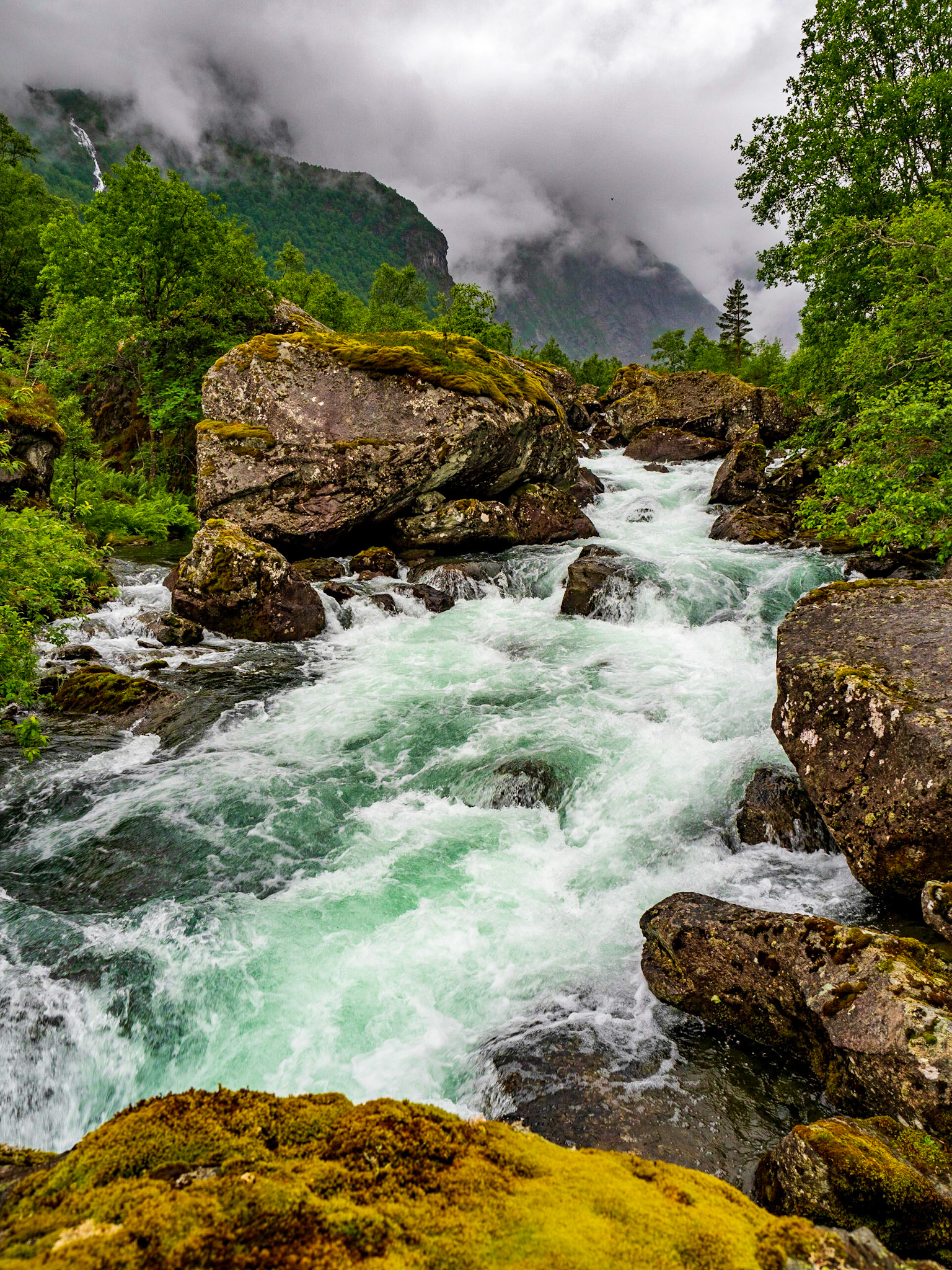 Auftstieg zum Bondhusvatn ein Gletschersee des Folgefonna in Norwegen. Eine tolle Wanderung/Spaziergang immer an diesem schönen Bach entlang.

Ascend to Bondhusvatn a glacier lake of the Folgefonna in Norway. A nice hike always following this nice stream.