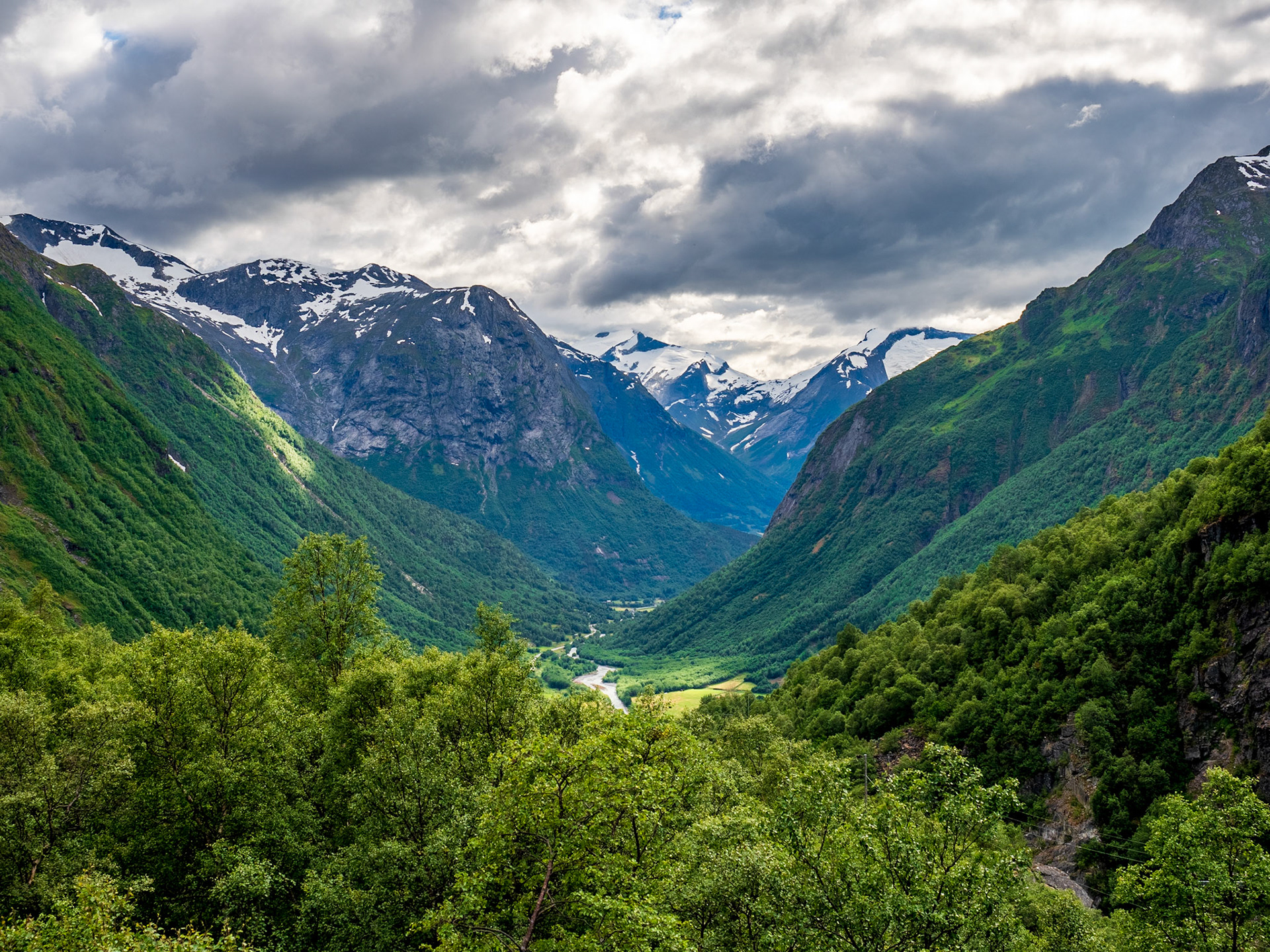 Kurz vor dem Ende der 258 (Gamle Strynefjellsveg) im Juni diesen Jahren

Just before the end of the 258 (Gamle Strynefjellsveg) in June this year