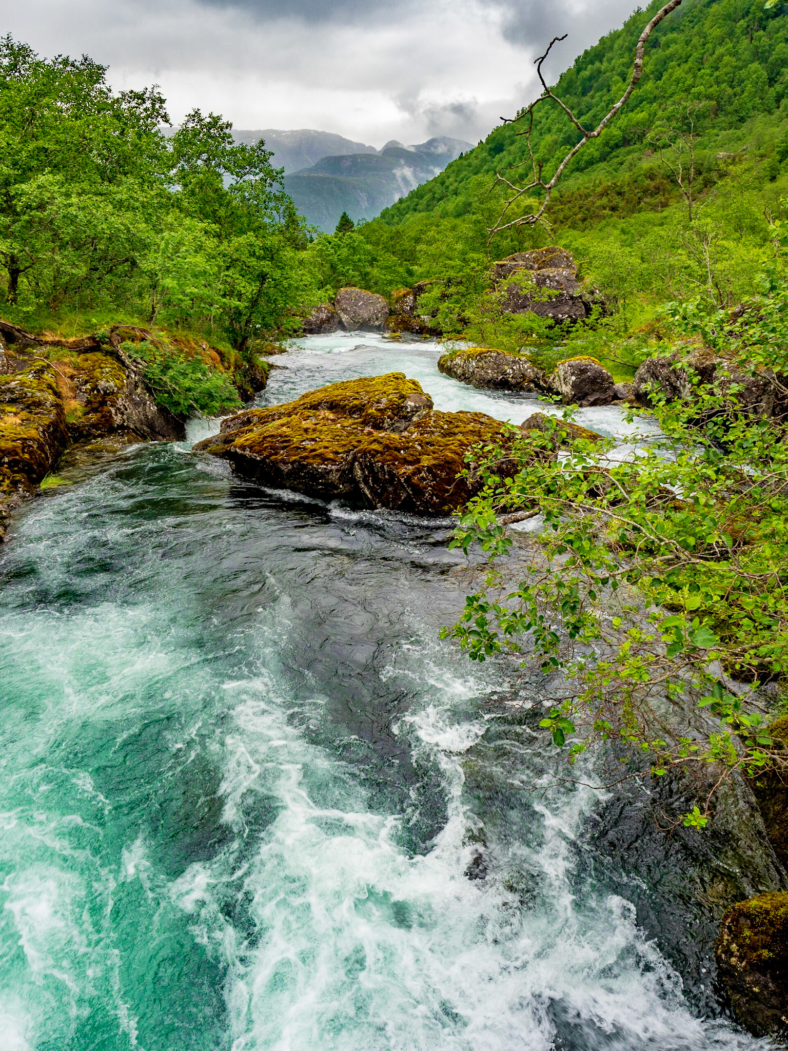 Auftstieg zum Bondhusvatn ein Gletschersee des Folgefonna in Norwegen. Eine tolle Wanderung/Spaziergang immer an diesem schönen Bach entlang.

Ascend to Bondhusvatn a glacier lake of the Folgefonna in Norway. A nice hike always following this nice stream.